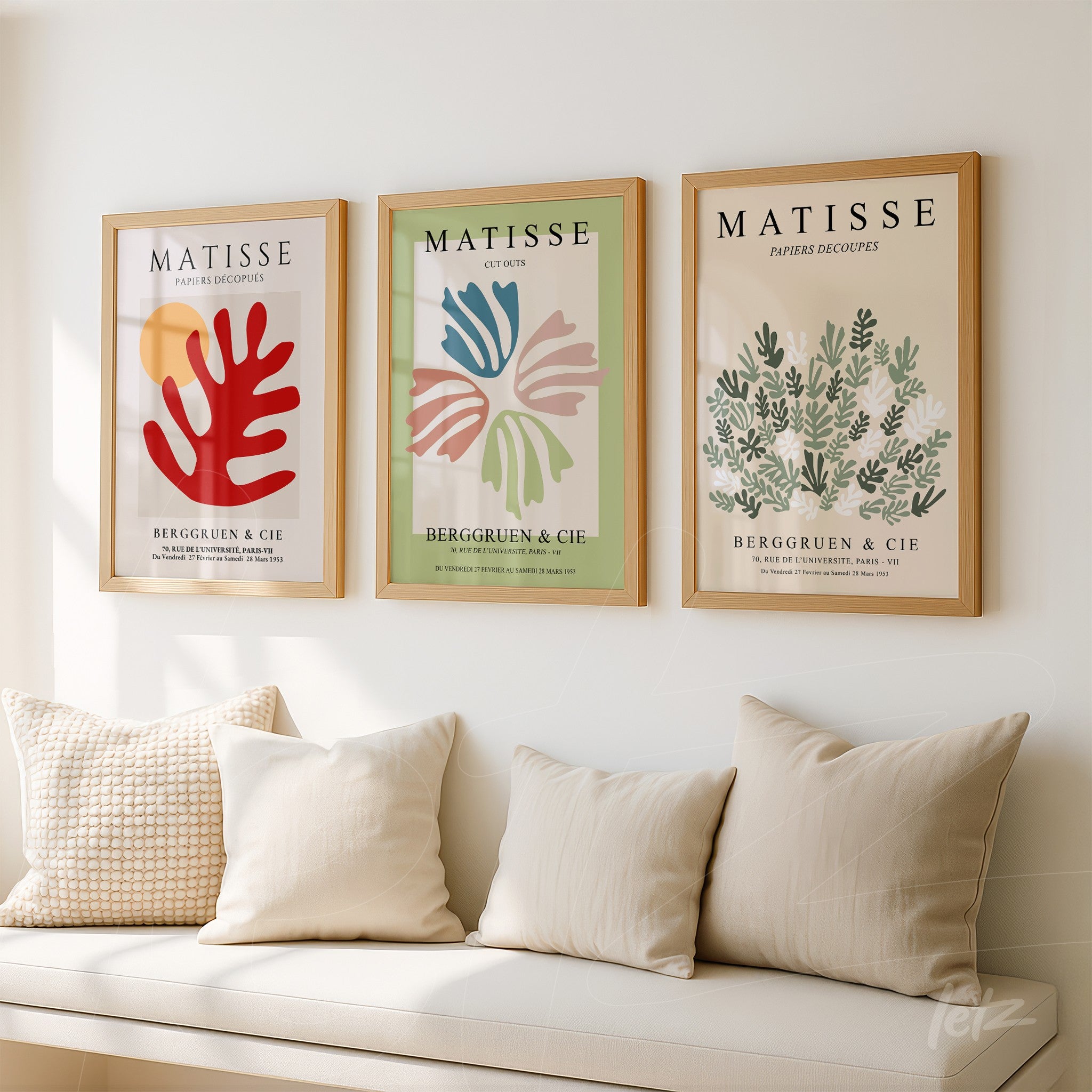 composição com três quadros artísticos em molduras de madeira clara, destacando formas abstratas em tons vibrantes sobre fundo neutro