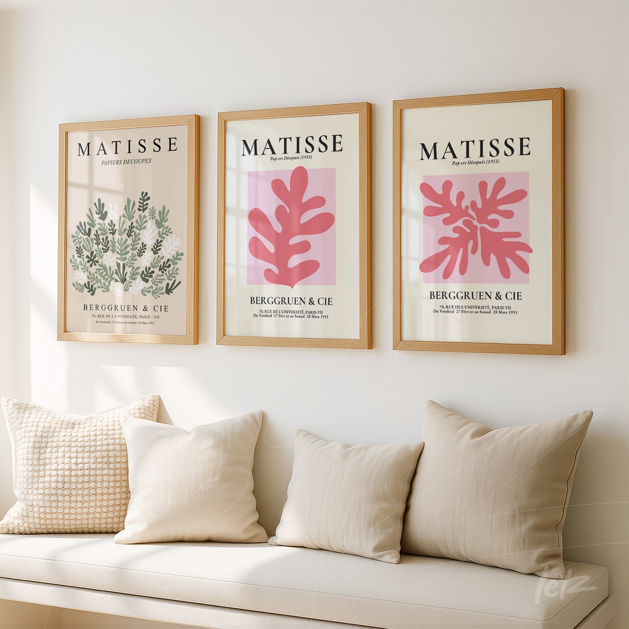 composição com três quadros em moldura de madeira clara com obras de Matisse exibidas sobre parede branca