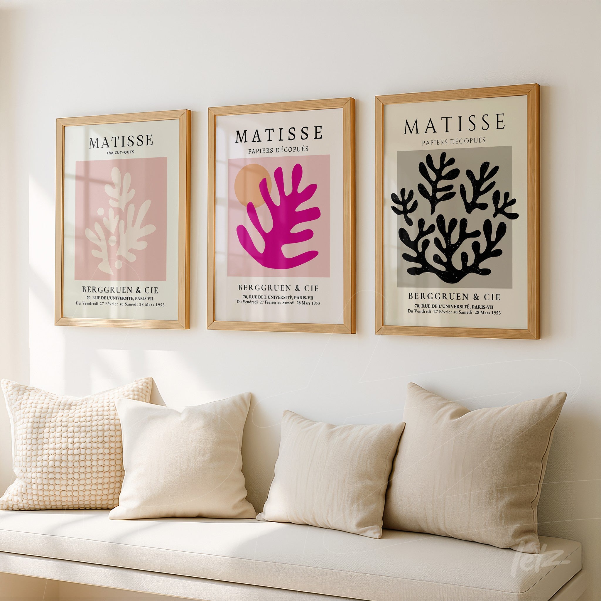 composição com três quadros decorativos de estilo moderno, molduras de madeira clara, arte em tons de rosa e preto com elementos botânicos