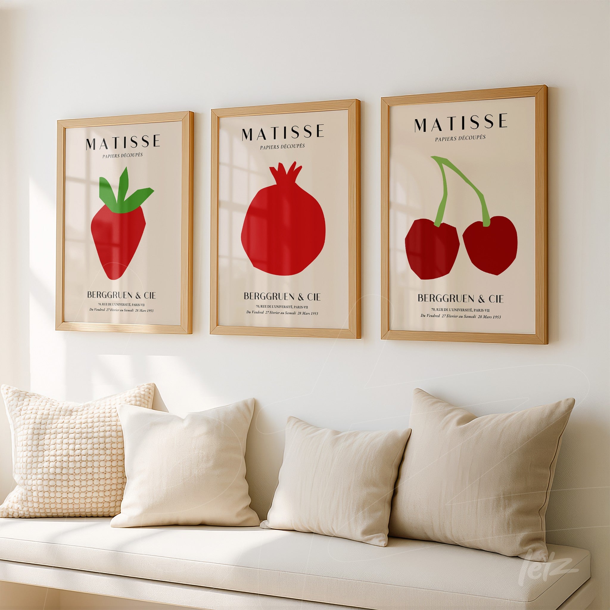 série de quadros decorativos com ilustrações de frutas vermelhas em molduras de madeira clara sobre parede neutra