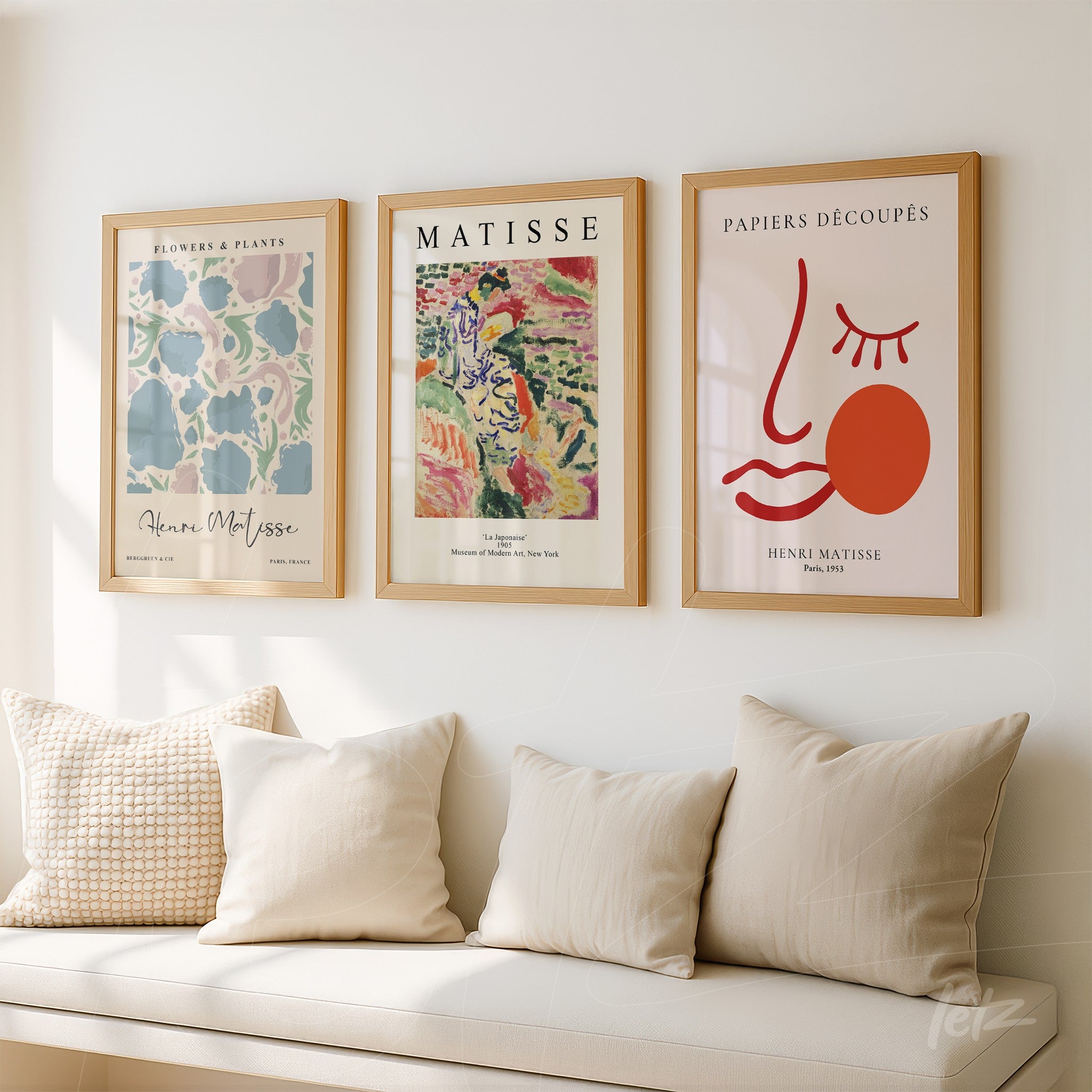 composição com três quadros decorativos em molduras de madeira clara, apresentando artes inspiradas em Henri Matisse com elementos de flores, plantas e formas abstratas