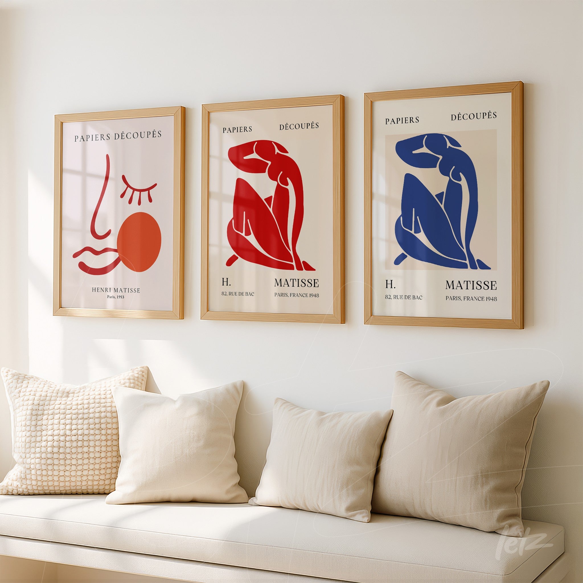 composta por três quadros em moldura de madeira clara com ilustrações de figuras femininas em vermelho e azul, fundo branco com texto em tipografia simples