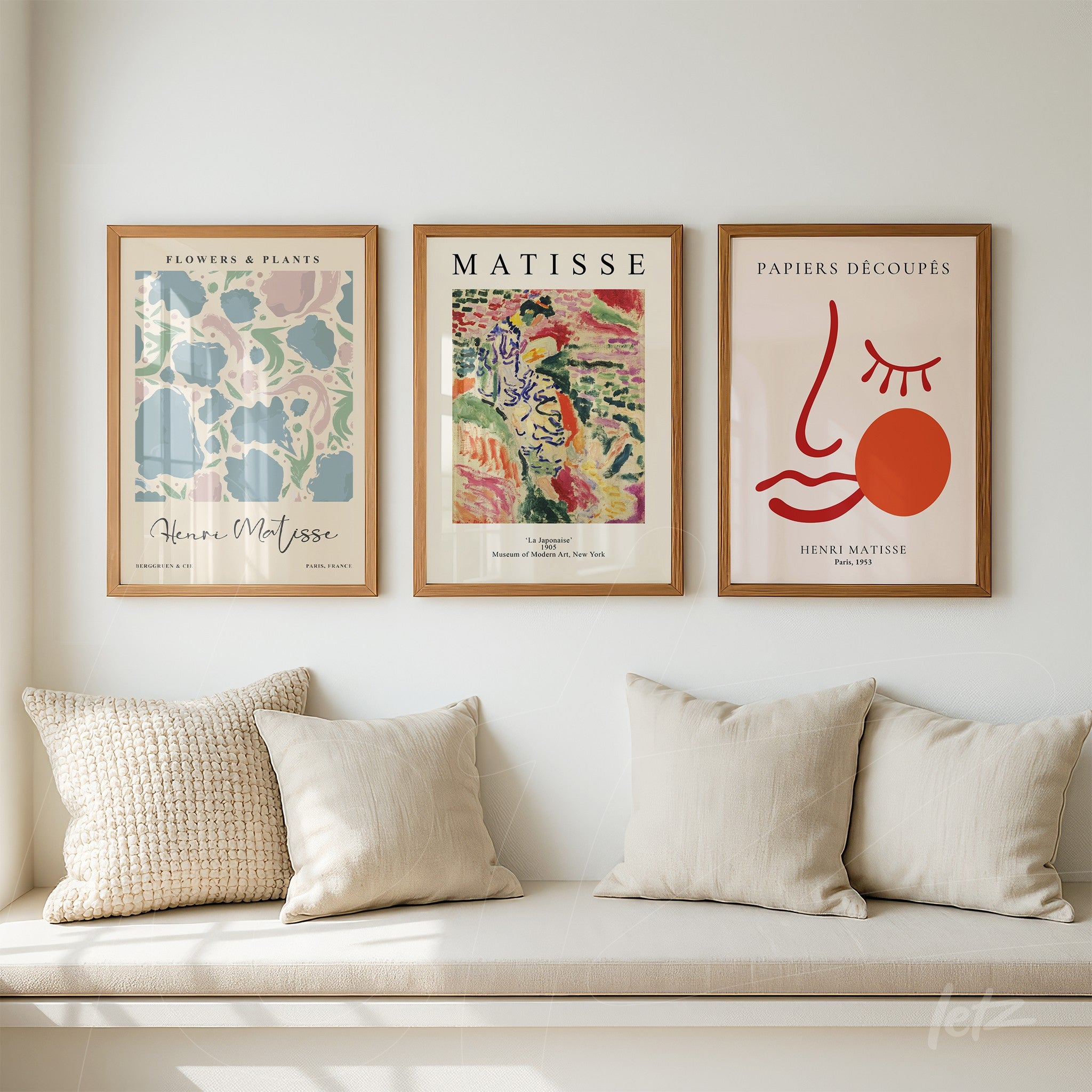 composição com três quadros de arte moderna em moldura de madeira clara, com ilustrações coloridas inspiradas em Henri Matisse sobre parede clara
