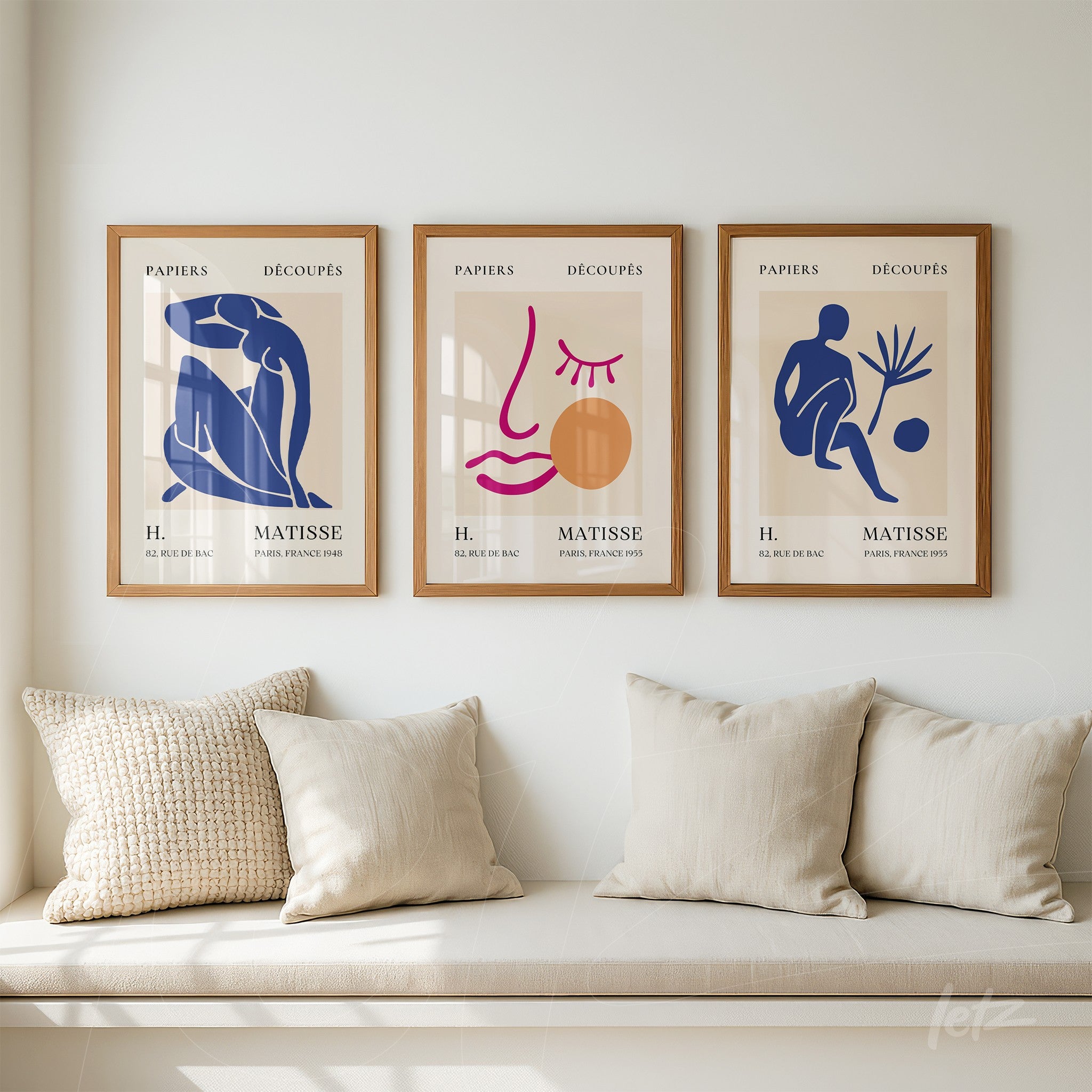 composição com três quadros decorativos em moldura clara, apresentando figuras estilizadas e elementos gráficos em tons de azul e terracota sobre fundo creme