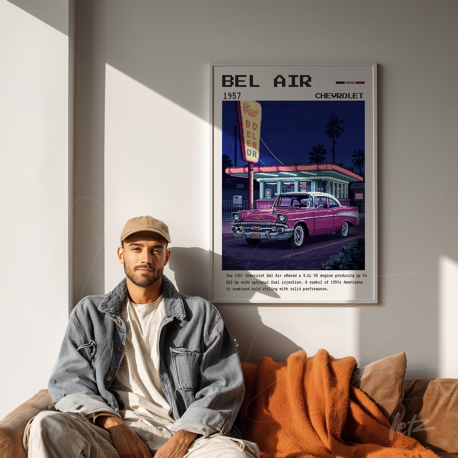 quadro emoldurado com arte retro do Chevrolet Bel Air 1957 em fundo noturno, exibido sobre parede clara com um homem sorridente ao lado e uma sobreposição de laranja