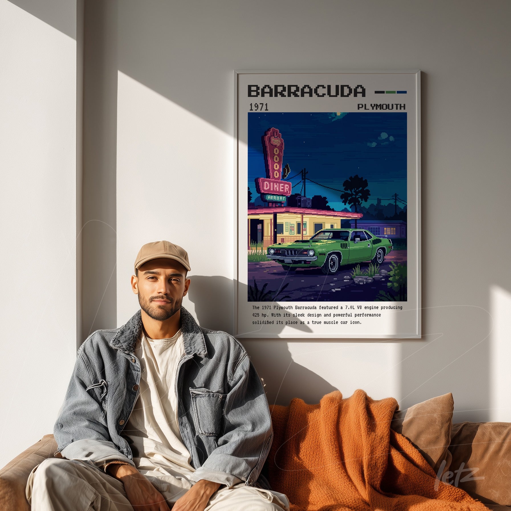 quadro com arte digital do carro Plymouth Barracuda de 1971 em moldura branca exibido em uma parede clara ao lado de uma pessoa sentada em um sofá