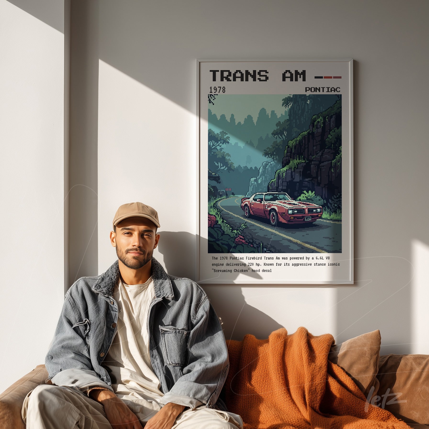 quadro com arte de carro Trans Am em estilo retrô com moldura branca, exibido sobre sofá bege