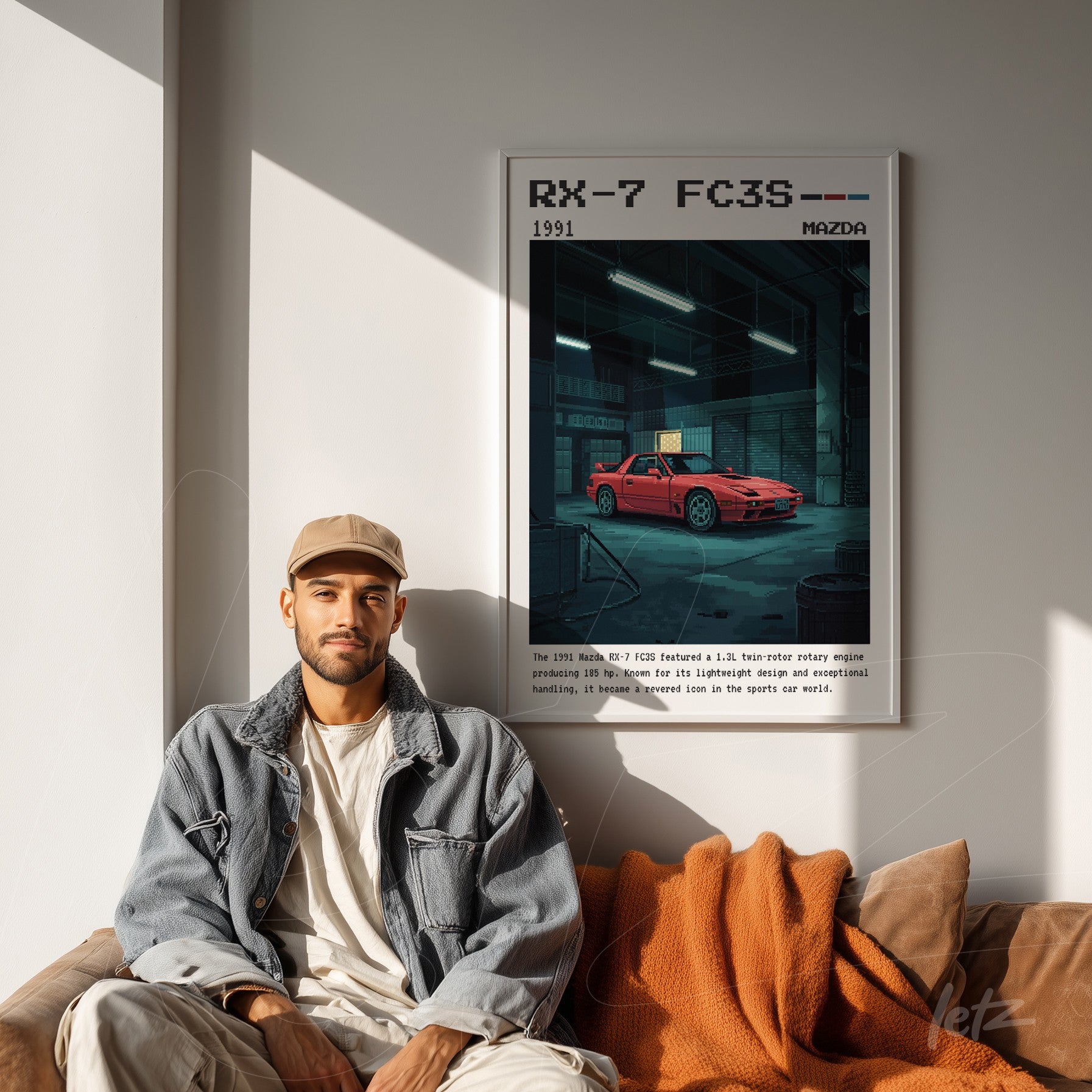 quadro decorativo com ilustração do carro Mazda RX-7 FC3S em moldura branca, exibido acima de um sofá com cobertor laranja