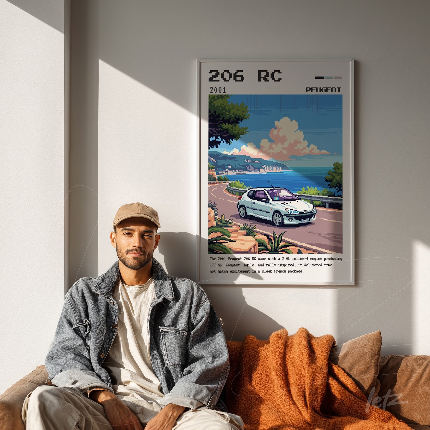 quadro emoldurado com arte digital de um Peugeot 206 RC em um cenário costeiro, exposto sobre uma parede clara ao lado de um homem sentado em um sofá
