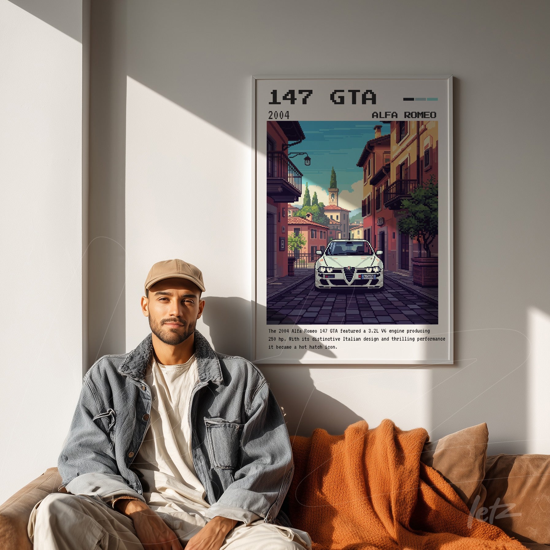 quadro com arte digital de um carro Alfa Romeo 147 GTA em um cenário urbano colorido, exibido em moldura branca sobre sofá marrom