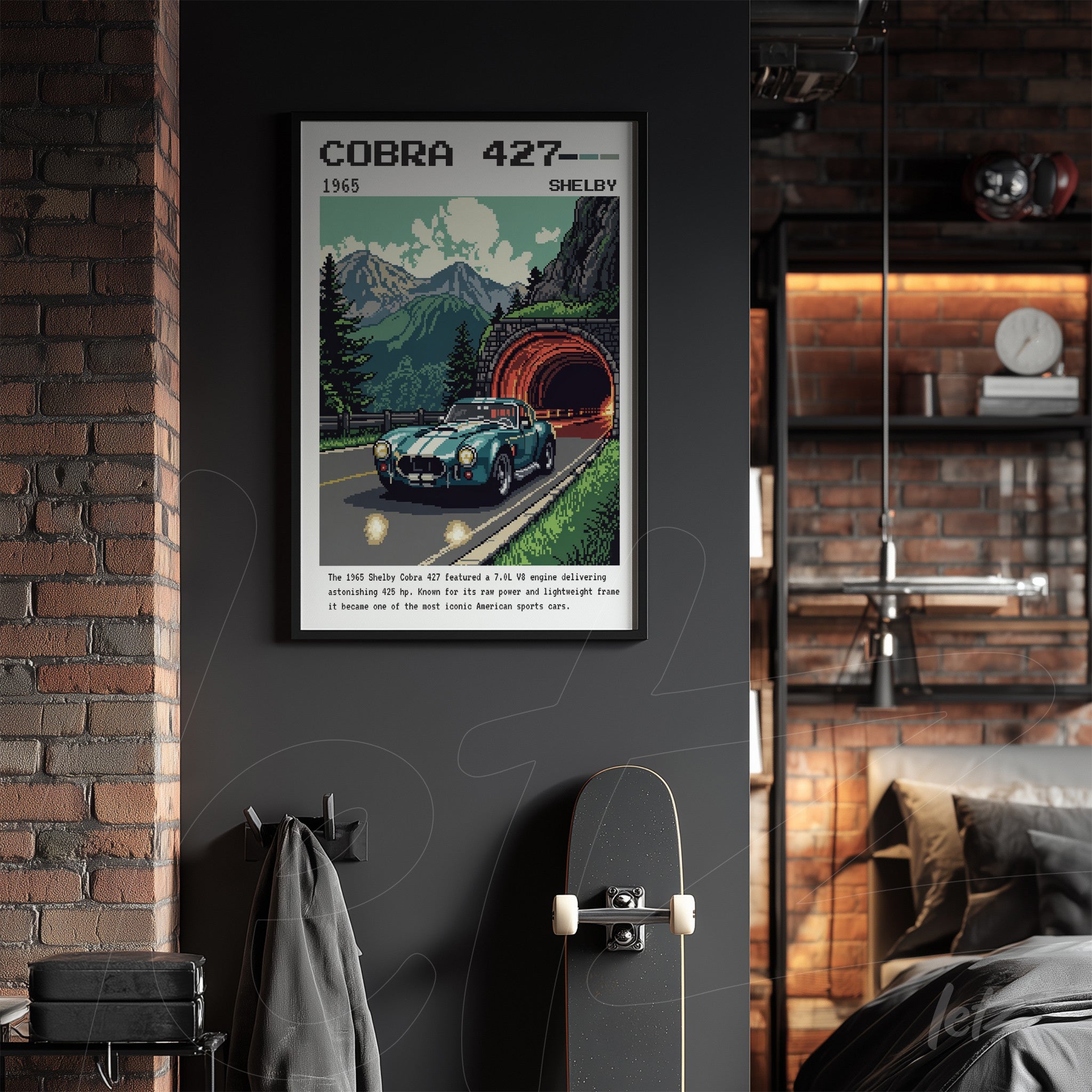 quadro com arte vintage de carro Shelby Cobra 427 emoldurado, apresentado em parede escura ao lado de um skate