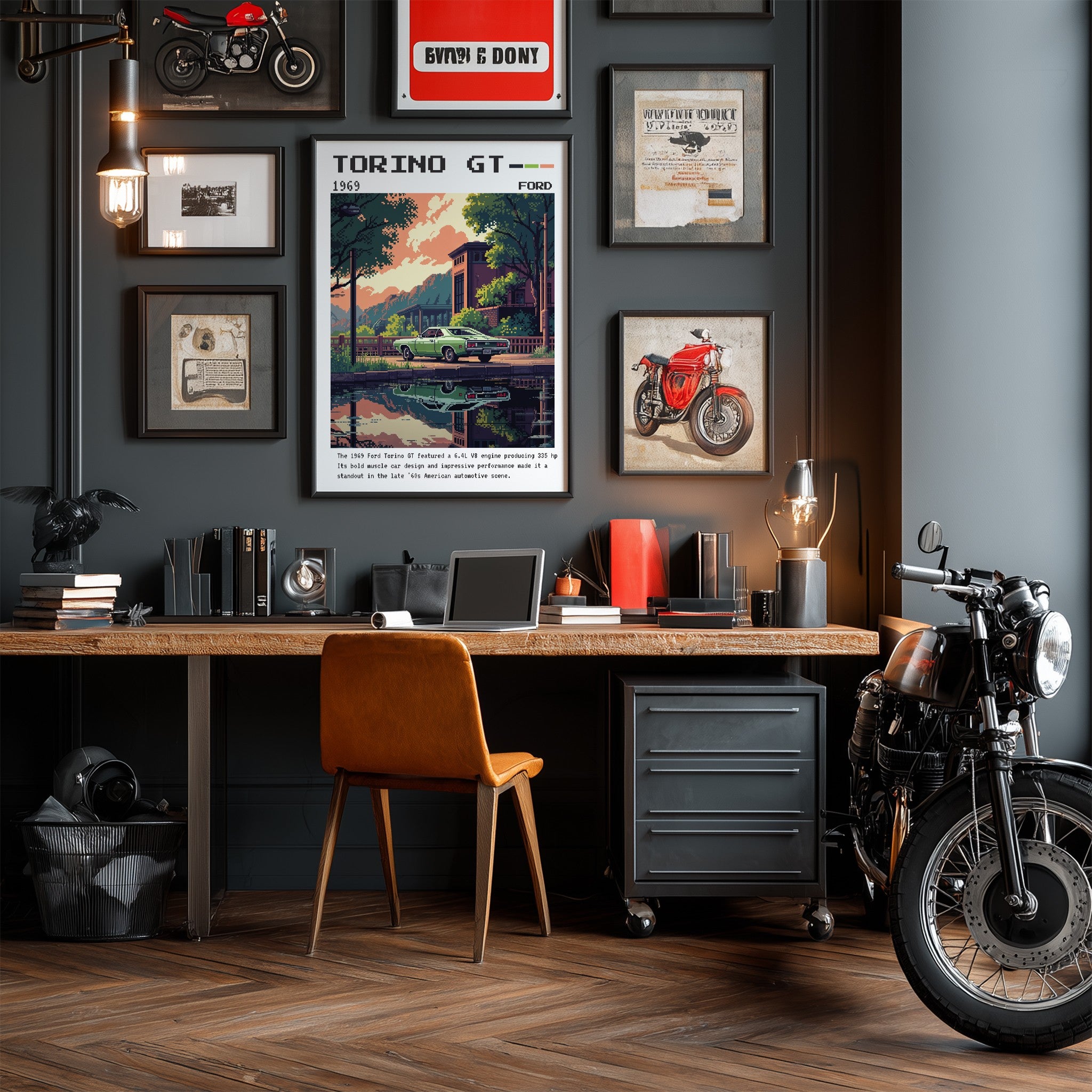 quadro com arte retro do carro Torino GT em moldura escura, exibido em parede cinza com prateleiras que contêm objetos decorativos e motocicletas