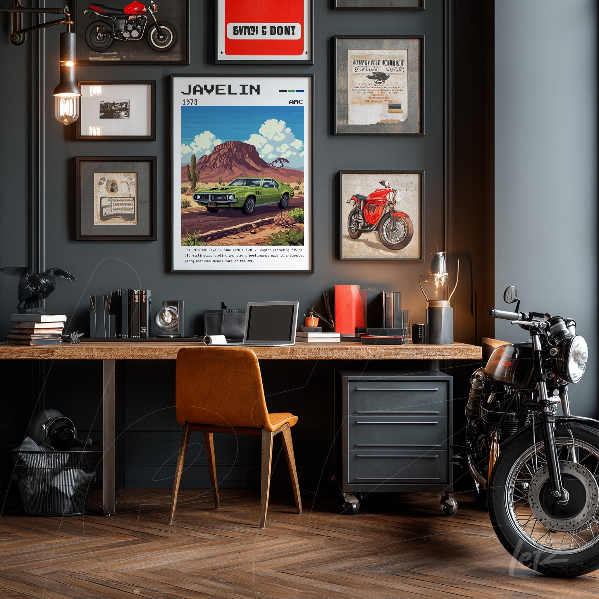 quadro com arte vintage do carro Javelin em moldura preta, exposto em uma parede decorada com várias fotos e itens de motocicletas