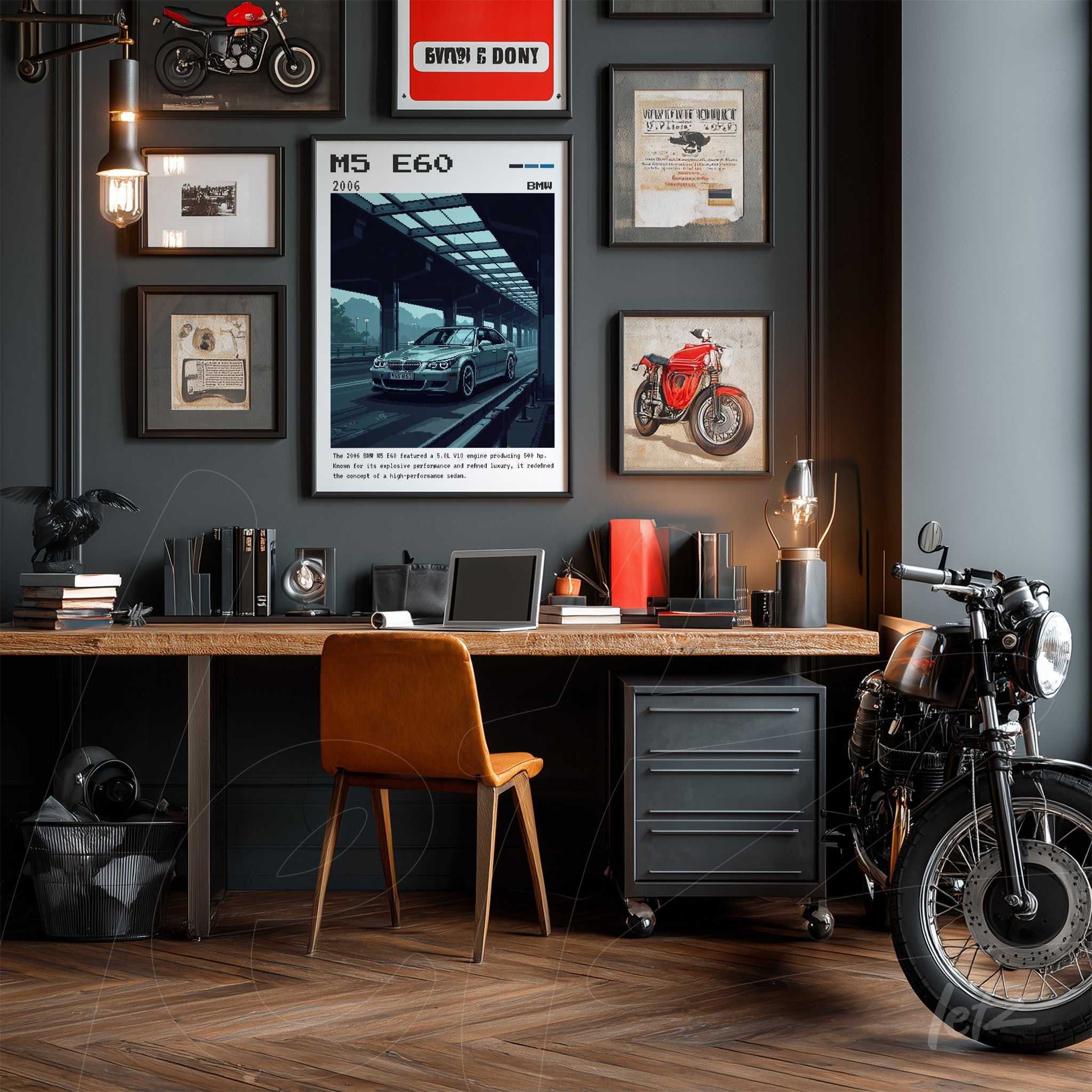 composição de quadros decorativos em um escritório moderno com fundo cinza, incluindo uma arte do carro BMW M5 e imagens de motos emolduradas, mesa de madeira clara com cadeira de couro marrom e uma moto clássica ao lado