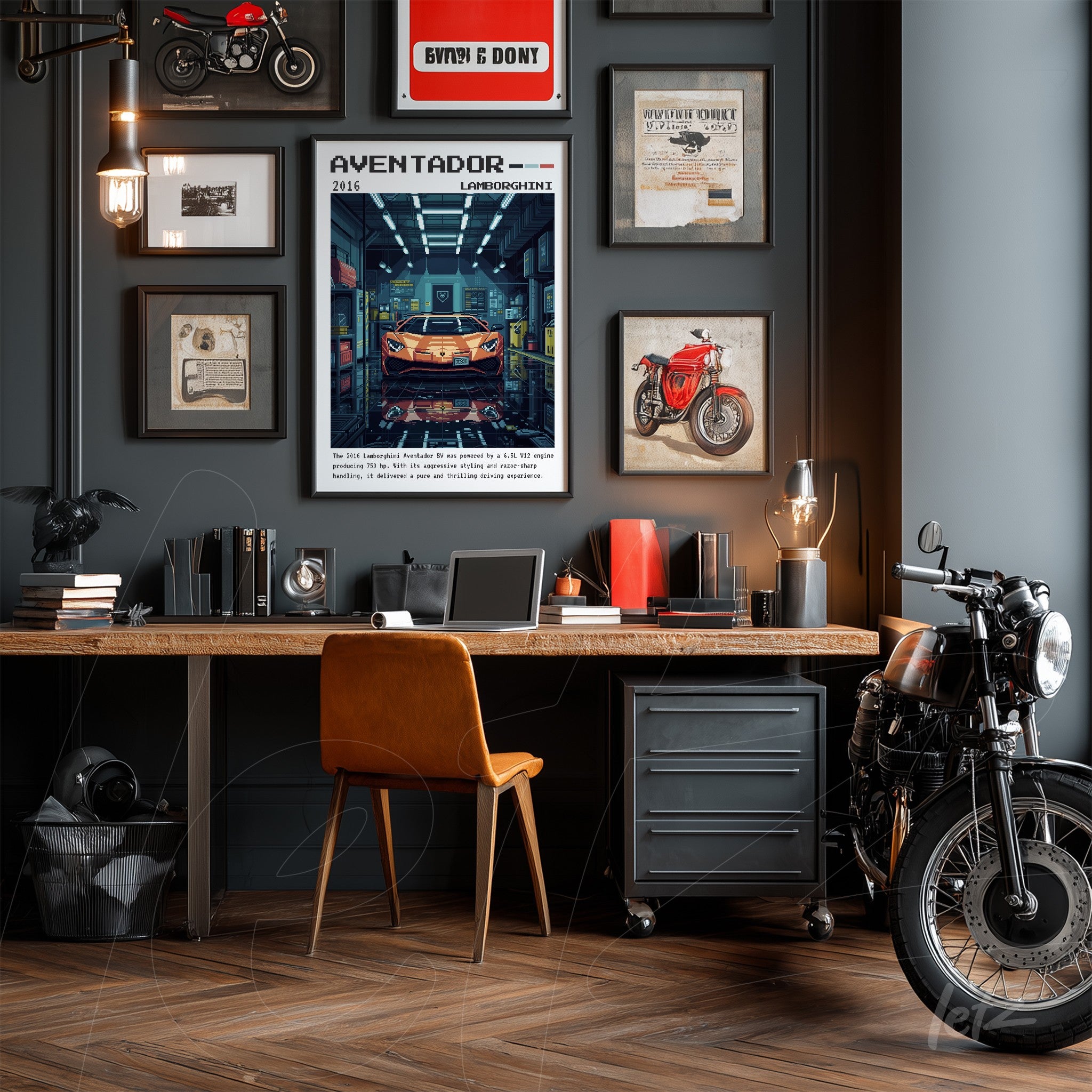 composição de quadros em uma parede escura com pôster do carro Aventador 2016, decorados com elementos vintage, incluindo motos e ilustrações de época, sobre mesa de madeira com cadeira de couro