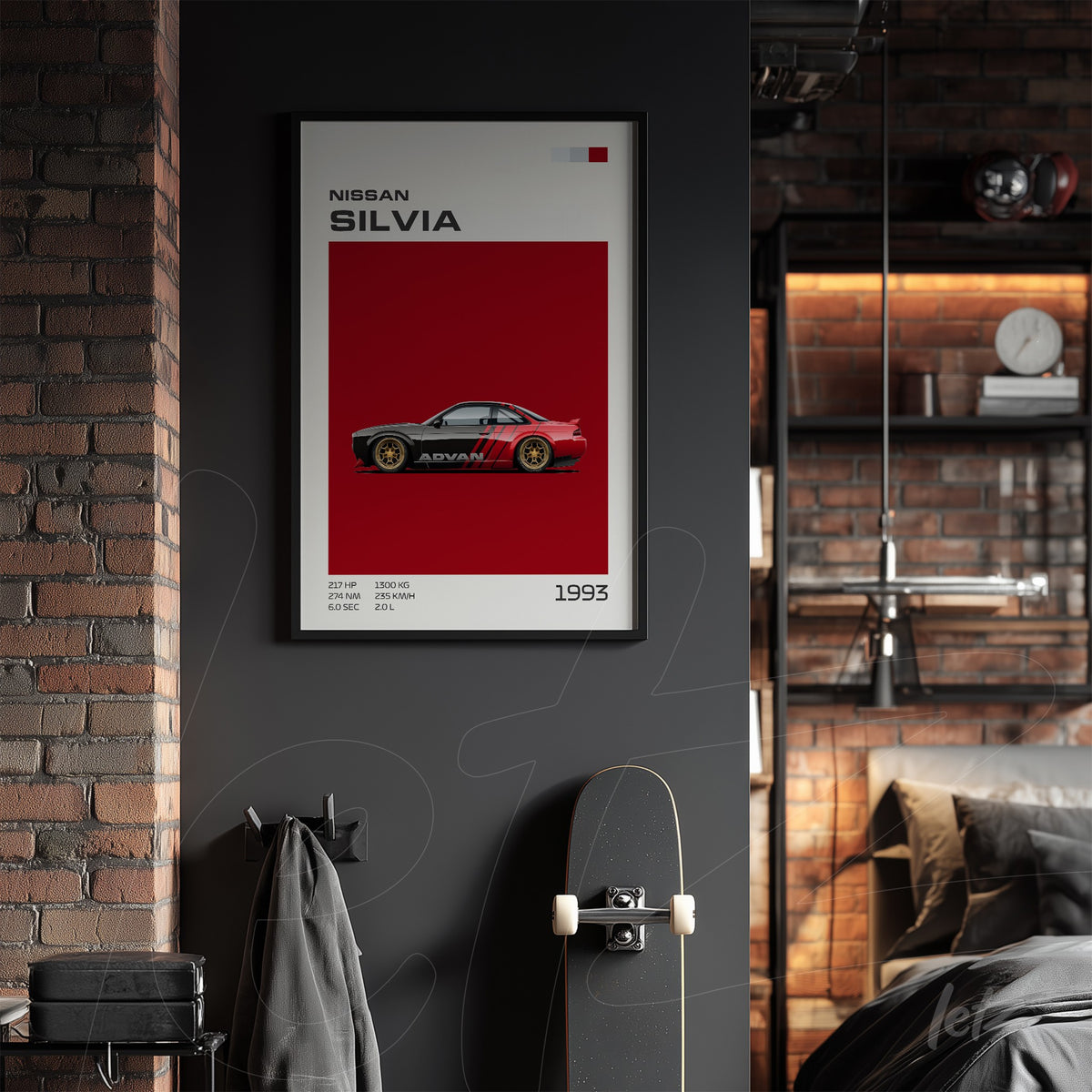 quadro em moldura preta com arte do carro Nissan Silvia sobre fundo vermelho vibrante, destacado em um ambiente moderno com detalhes industriais