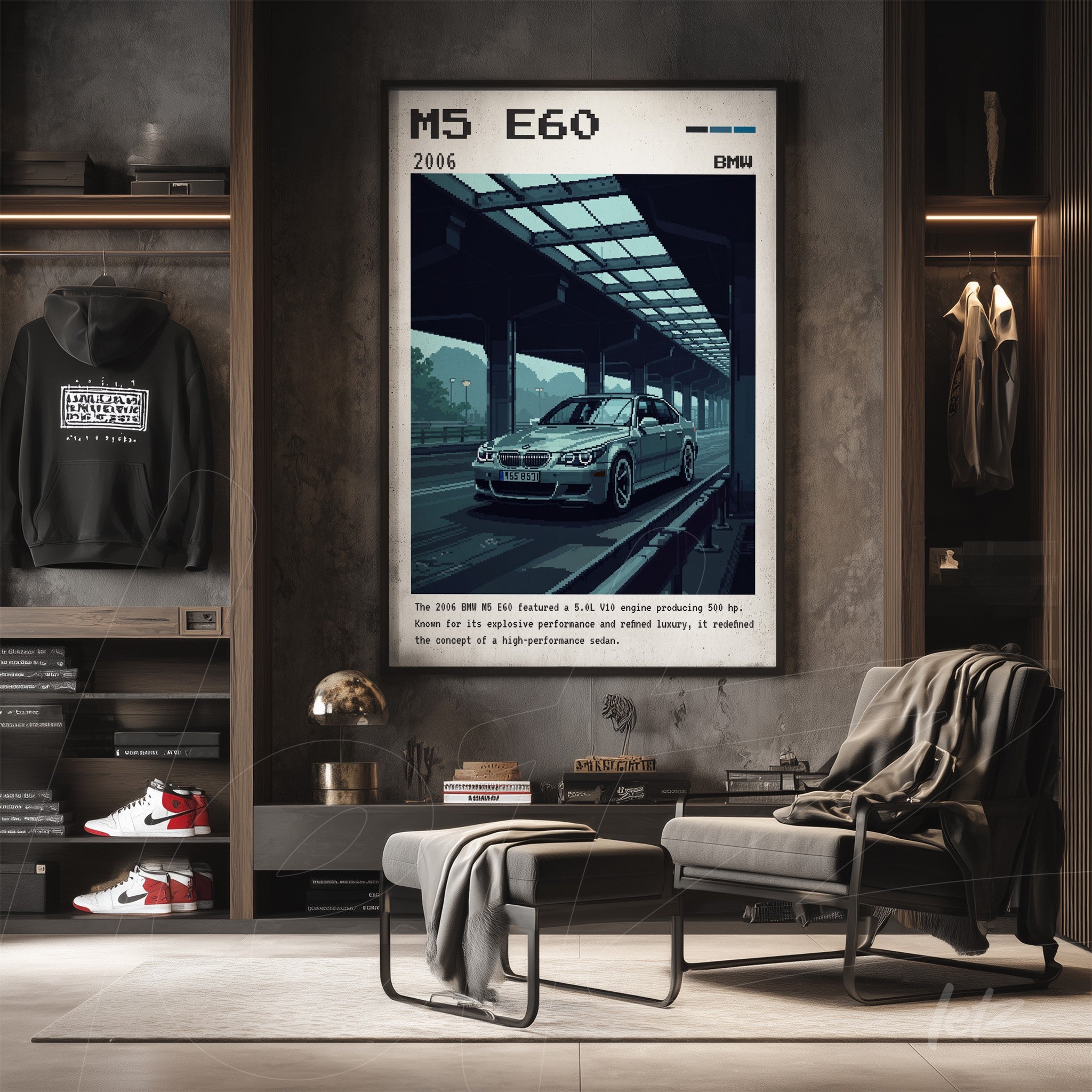 quadro em estilo retrô digital do carro BMW M5 E60 de 2006, exibido em parede de concreto com móveis modernos