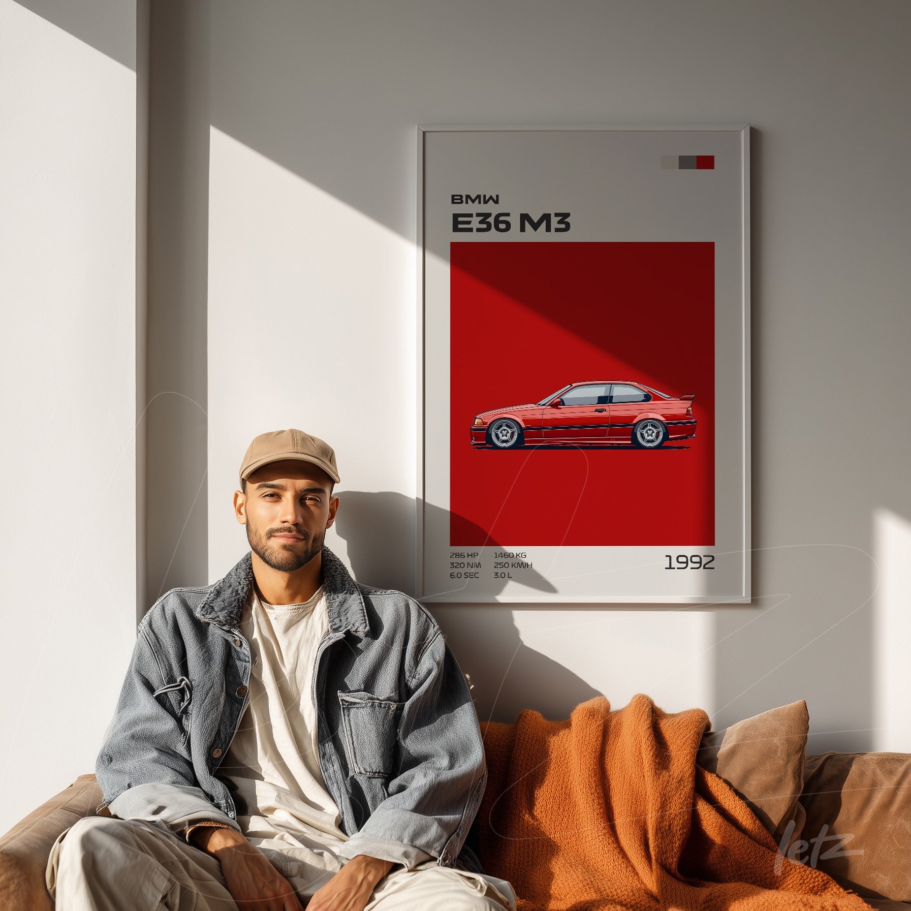quadro emoldurado com arte do carro BMW E36 M3 em fundo vermelho vibrante, exibido na parede ao lado de um homem sentado em sofá