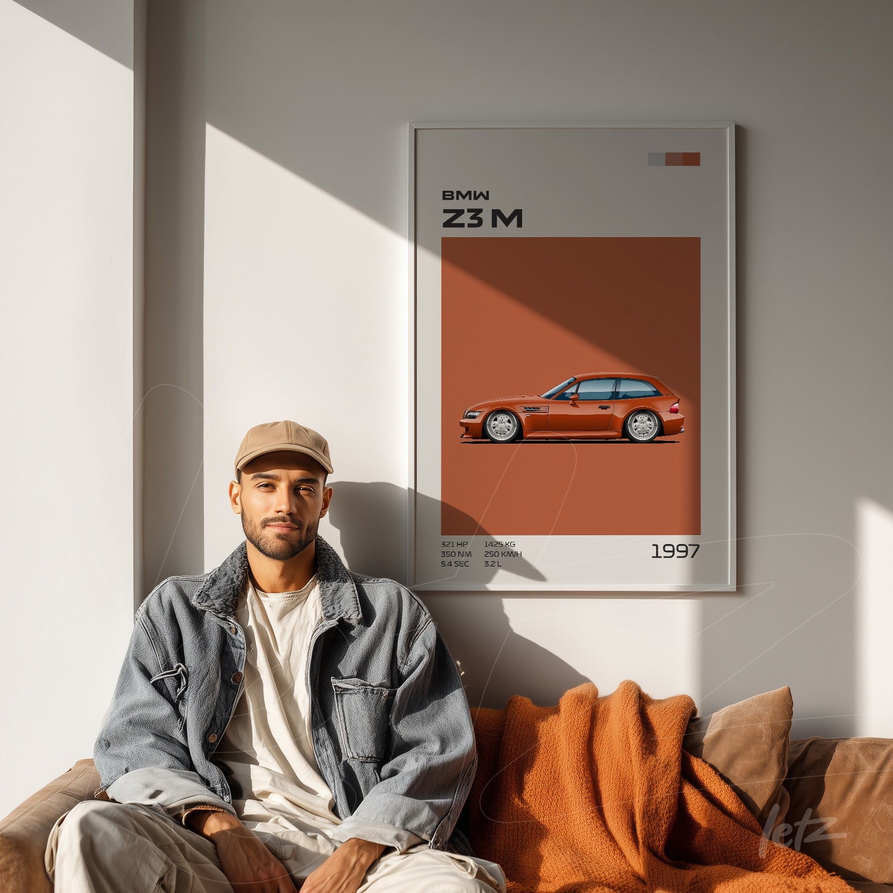 quadro moderno com arte do carro BMW Z3 M em moldura branca, exibido ao lado de homem sentado em sofá marrom