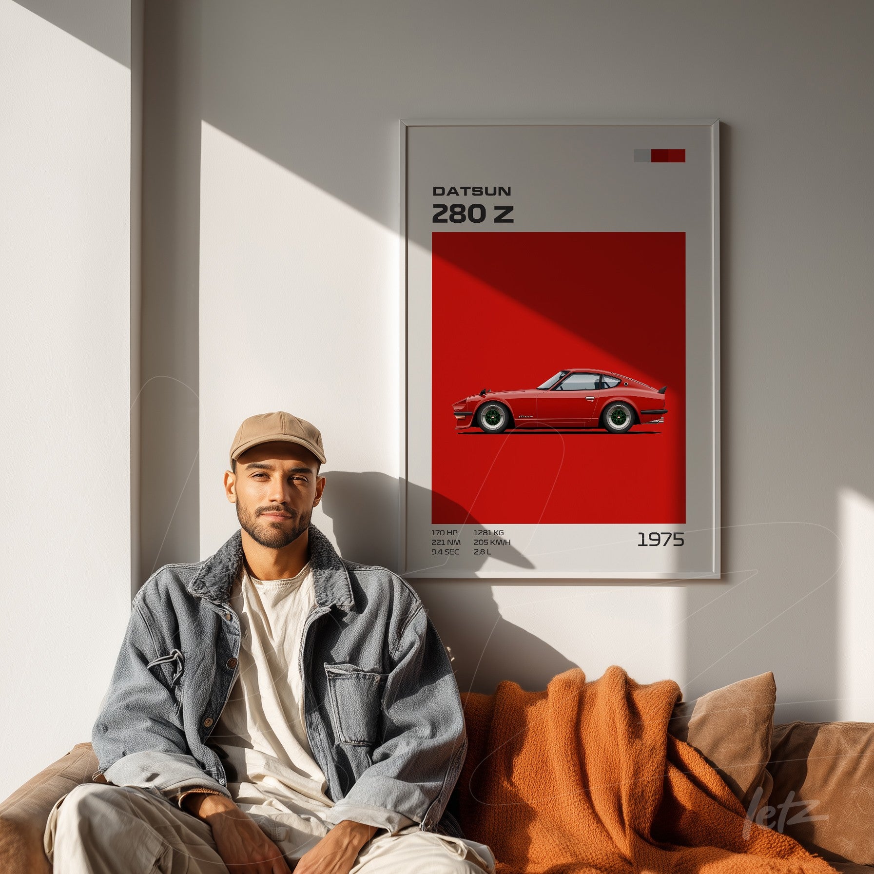 quadro decorativo com arte retrô do carro Datsun 280 Z em fundo vermelho, exibido na parede ao lado de um homem sentado em sofá marrom
