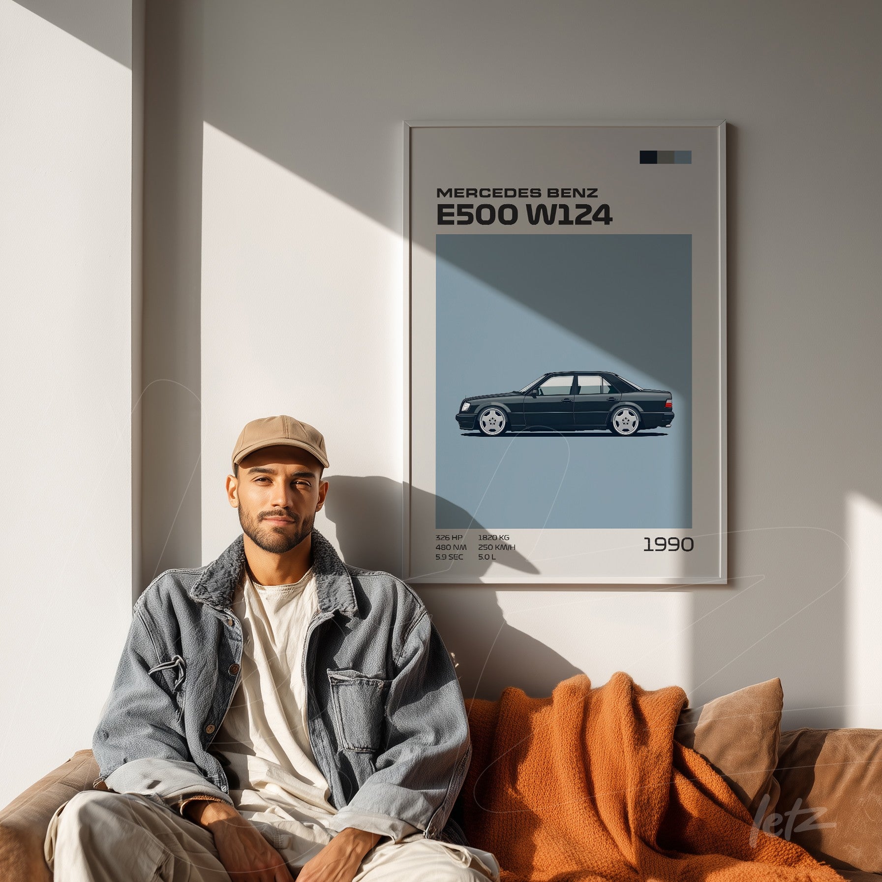 quadro decorativo com ilustração de um carro Mercedes Benz E500 W124 em moldura branca, exibido acima de um sofá com almofadas terracota