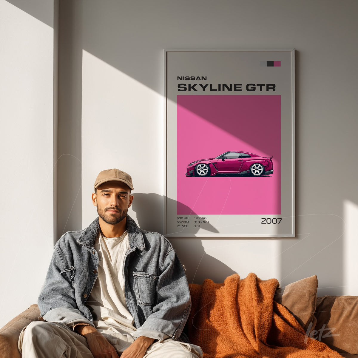 quadro moderno com arte do carro Nissan Skyline GTR em moldura branca, exibido em uma parede clara ao lado de um jovem estilo casual