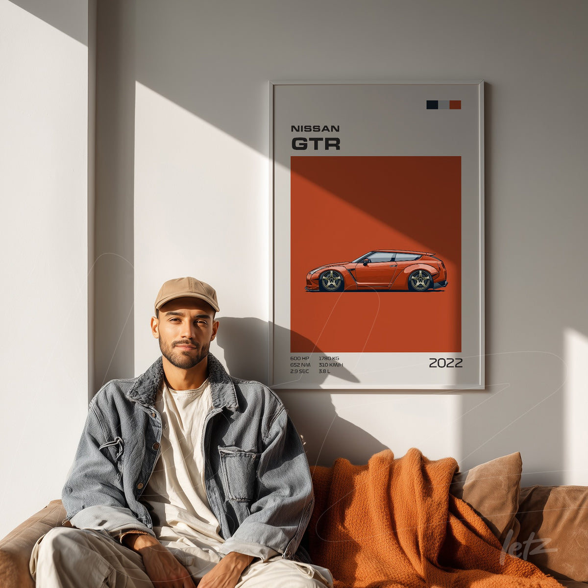 quadro com arte moderna do carro Nissan GTR em moldura branca, exibido em uma parede com luz natural