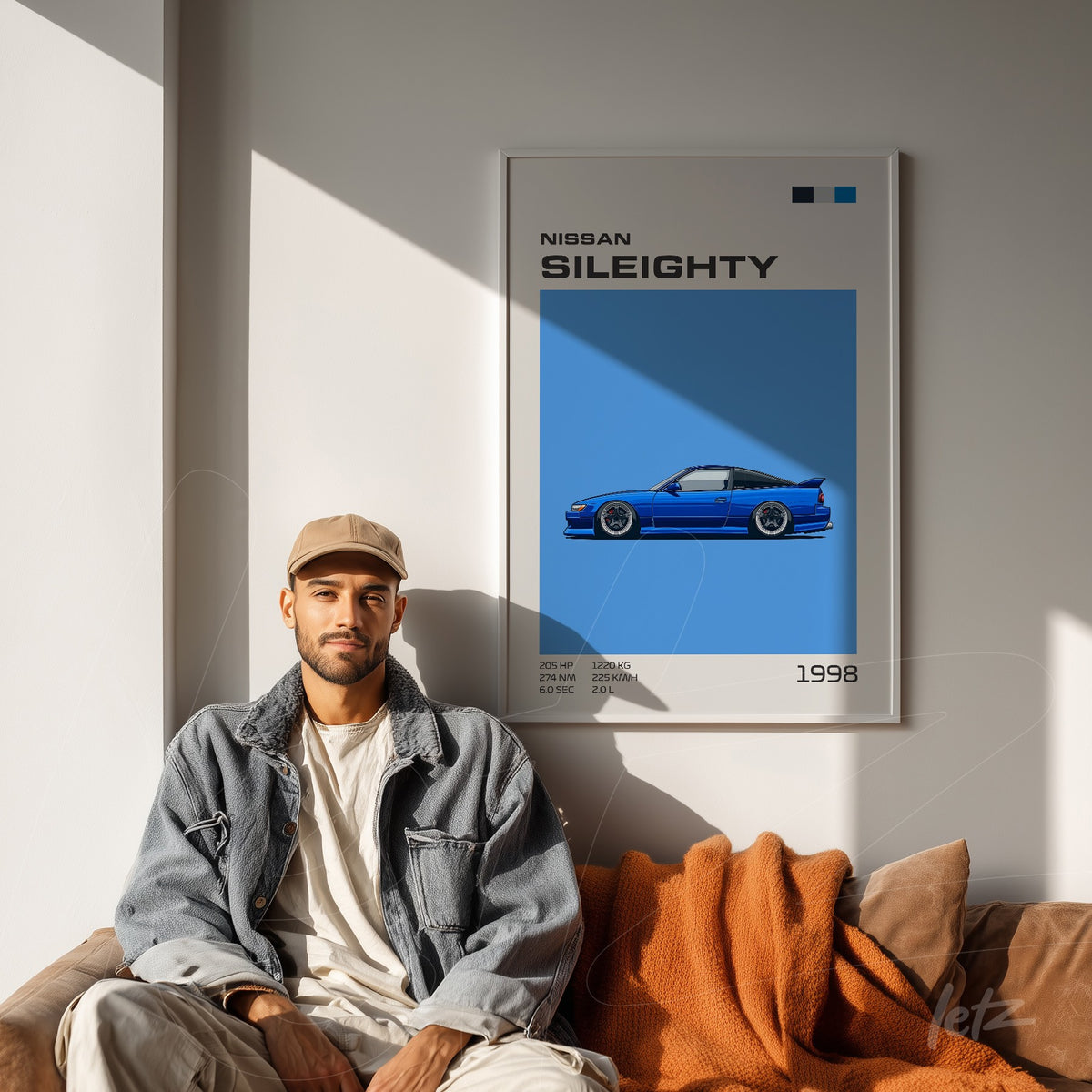 quadro com arte digital do carro Nissan Sil80 em moldura branca, exibido em parede clara ao lado de um homem sentado no sofá