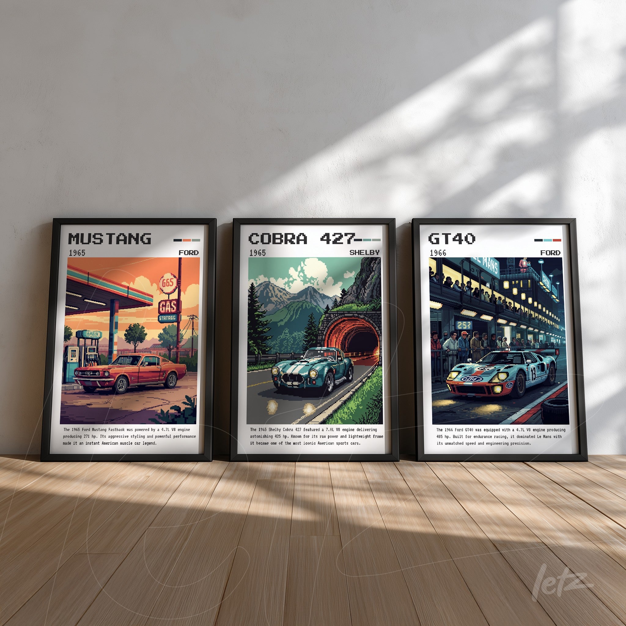 série de quadros decorativos retratando carros clássicos em estilo vintage, com molduras pretas, incluindo Mustang 1965 em posto de gasolina, Cobra 427 em estrada montanhosa e GT40 em autódromo