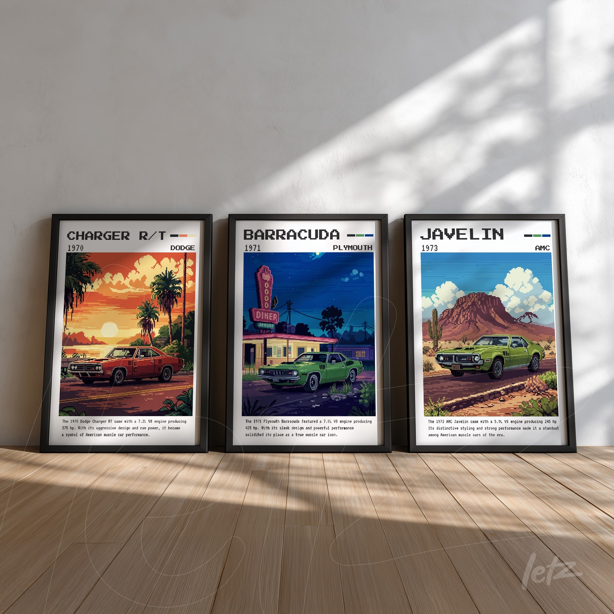 composição de quadros com ilustrações de carros clássicos: Dodge Charger R/T 1972, Plymouth Barracuda 1971 e AMC Javelin 1973 em molduras pretas sobre parede branca