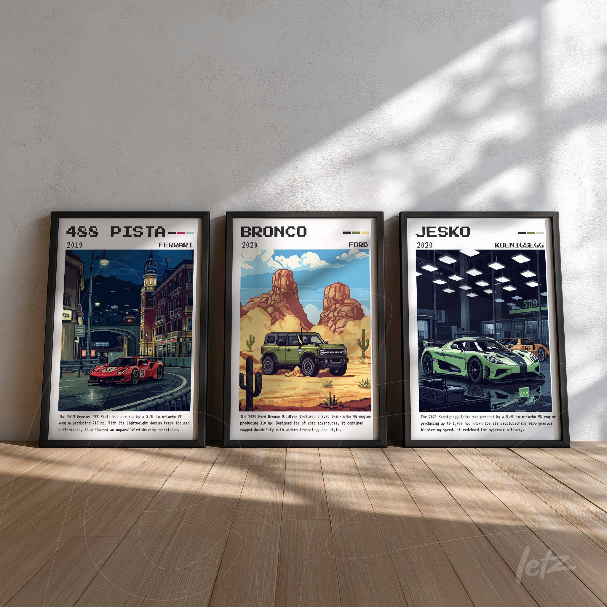 composição de três quadros com artes de carros icônicos, incluindo Ferrari 488 Pista, Ford Bronco e Koenigsegg Jesko, todos em molduras pretas sobre fundo de madeira clara