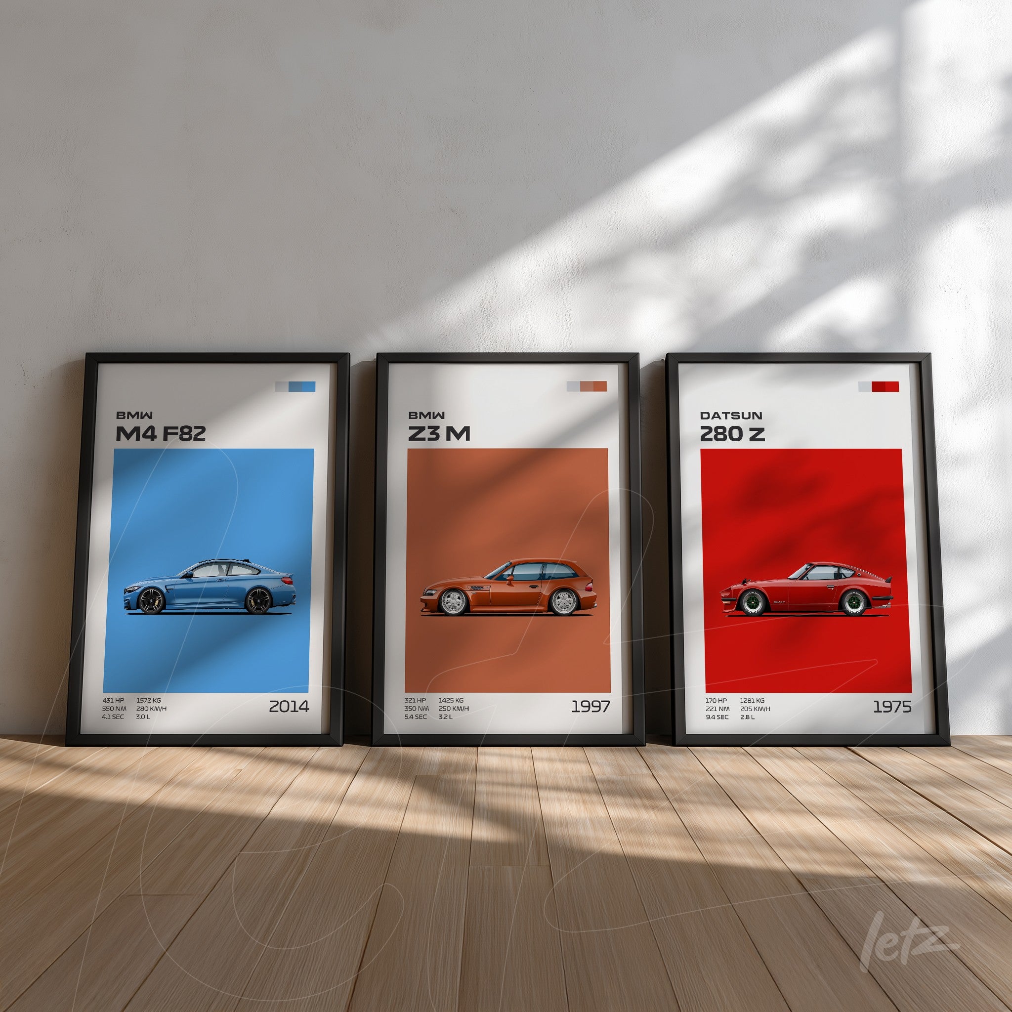 composição de quadros exibindo carros icônicos, sendo BMW M4 F82 em azul, BMW Z3 M em laranja e Datsun 280 Z em vermelho, todos com moldura preta fina e fundo branco