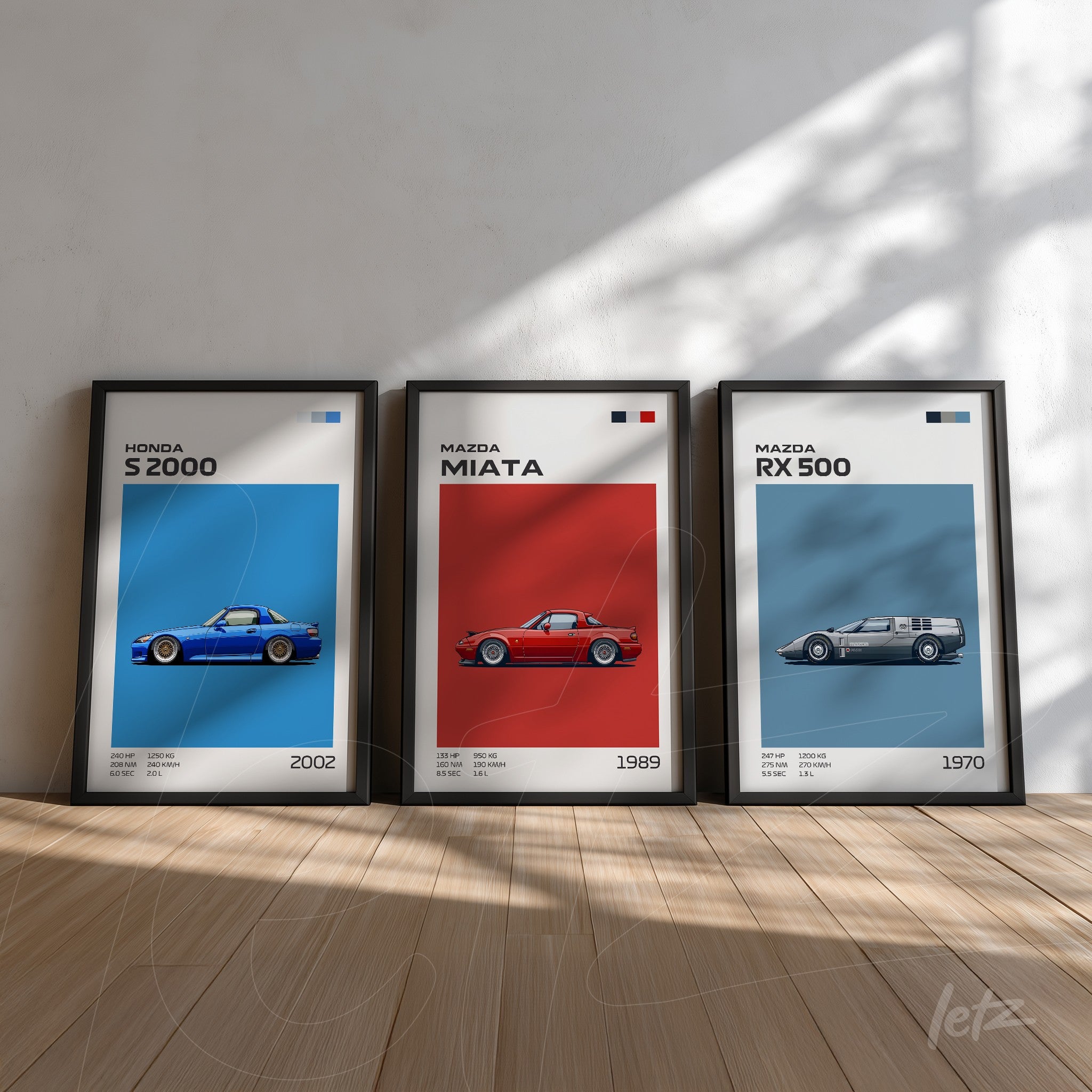 composição de três quadros com ilustrações de carros, incluindo honda s2000 em azul, mazda miata em vermelho e mazda rx 500 em prateado, todos em molduras pretas sobre piso de madeira