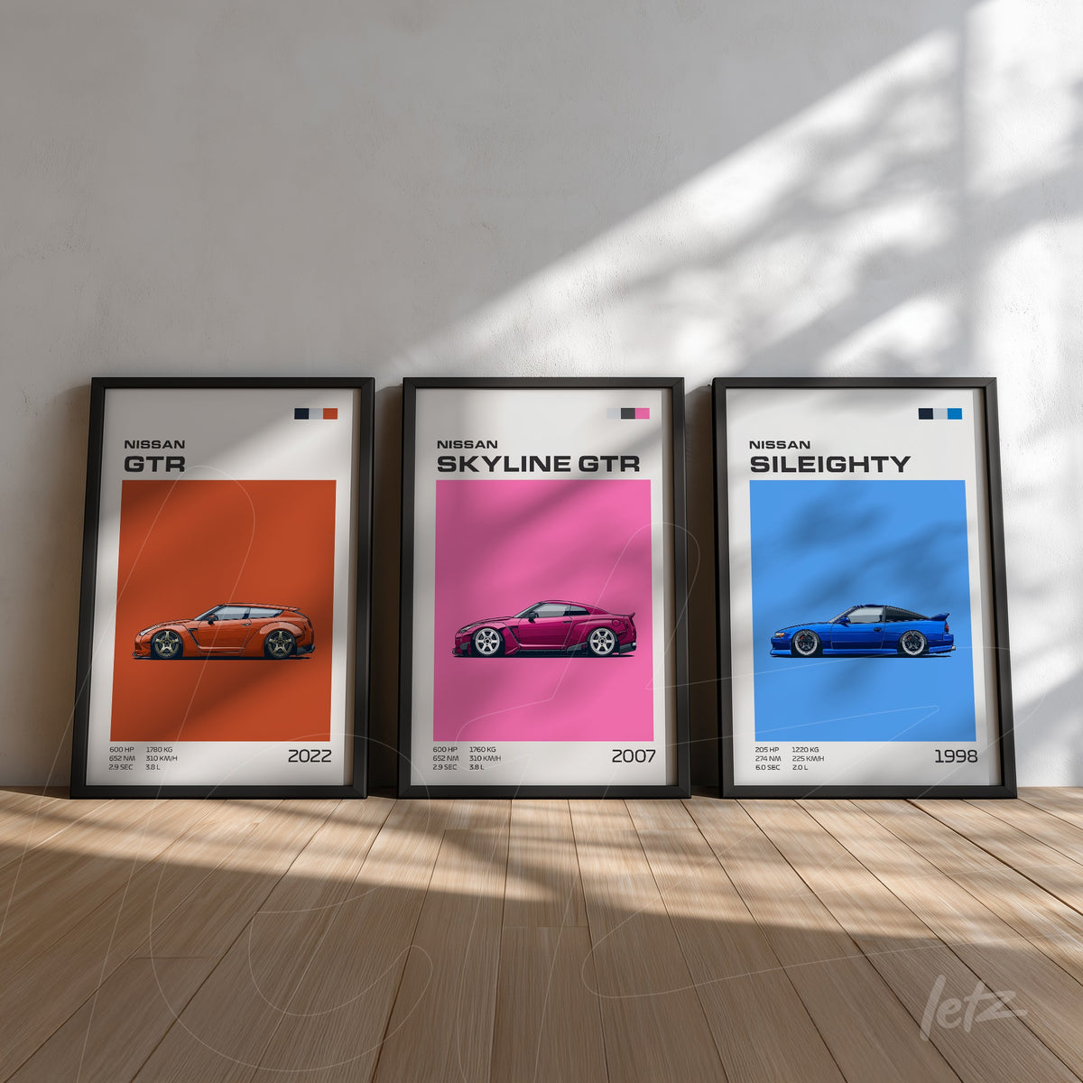 série de quadros com ilustrações de carros esportivos Nissan GTR, Skyline GTR e Sil80 em molduras pretas sobre fundo de madeira clara