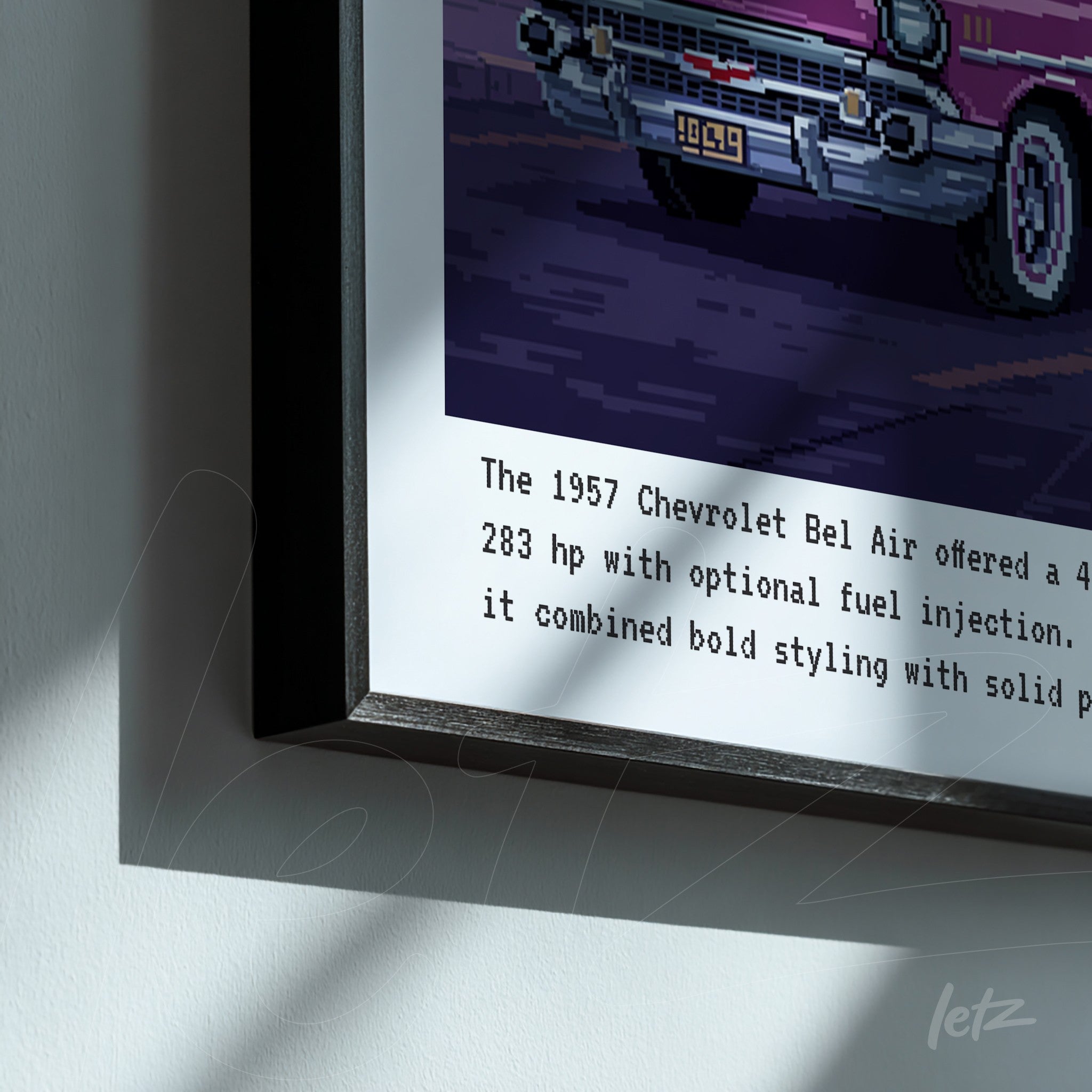 quadro com arte digital de um Chevrolet Bel Air 1957 em moldura preta com detalhes em texto sobre o carro