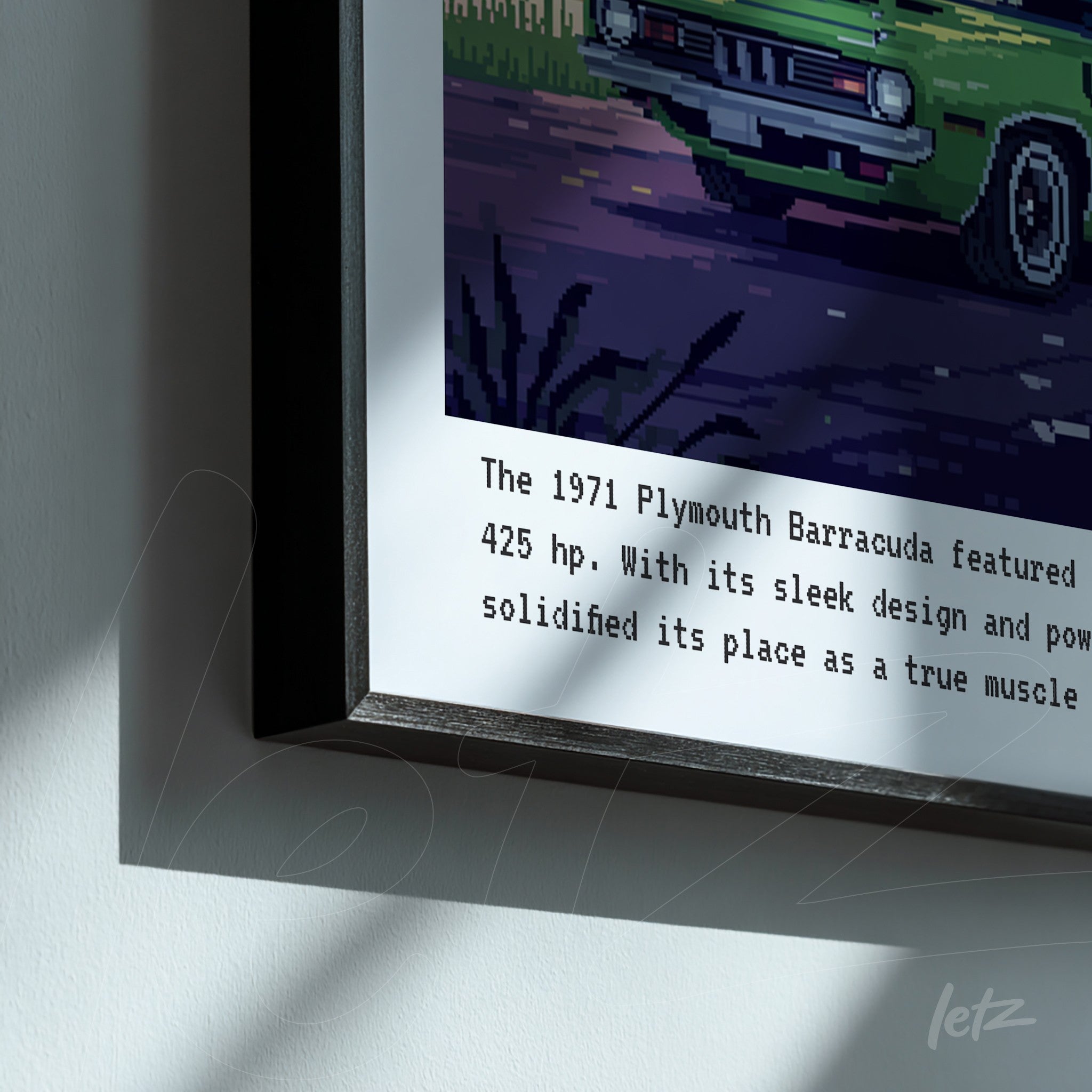 quadro com arte digital de um Plymouth Barracuda 1971 em moldura preta, destacando o texto informativo sobre seu design e potência