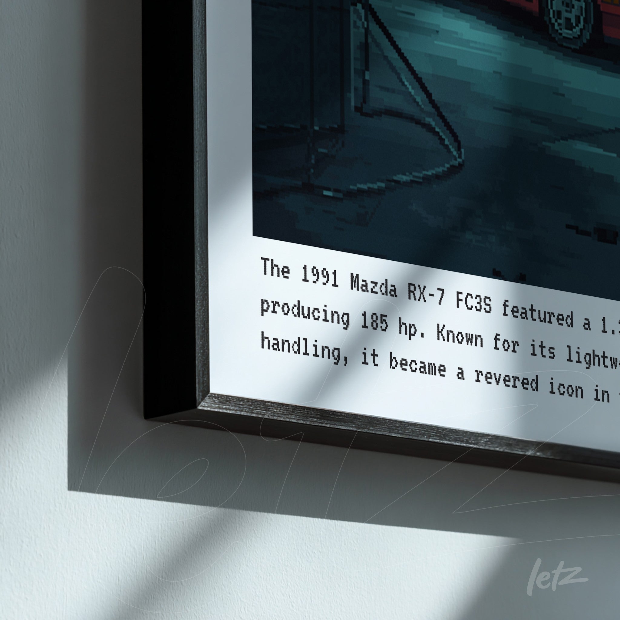 quadro com arte digital de um carro esportivo em estilo pixelado, moldura preta com detalhe do texto informativo