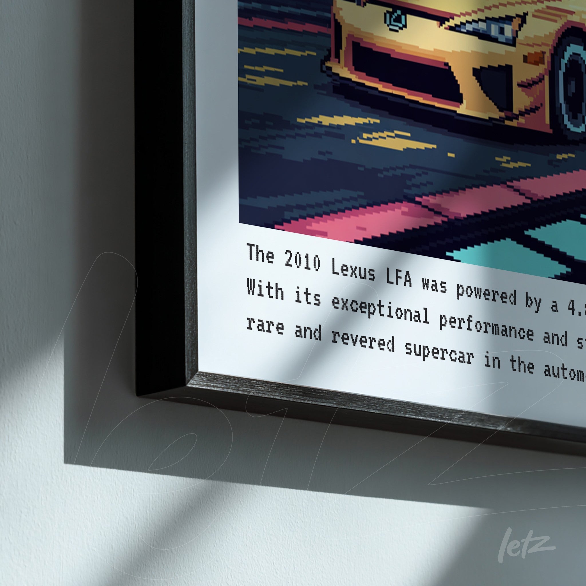 quadro com arte digital de carro esportivo em estilo pixelado, moldura preta com texto informativo abaixo da imagem