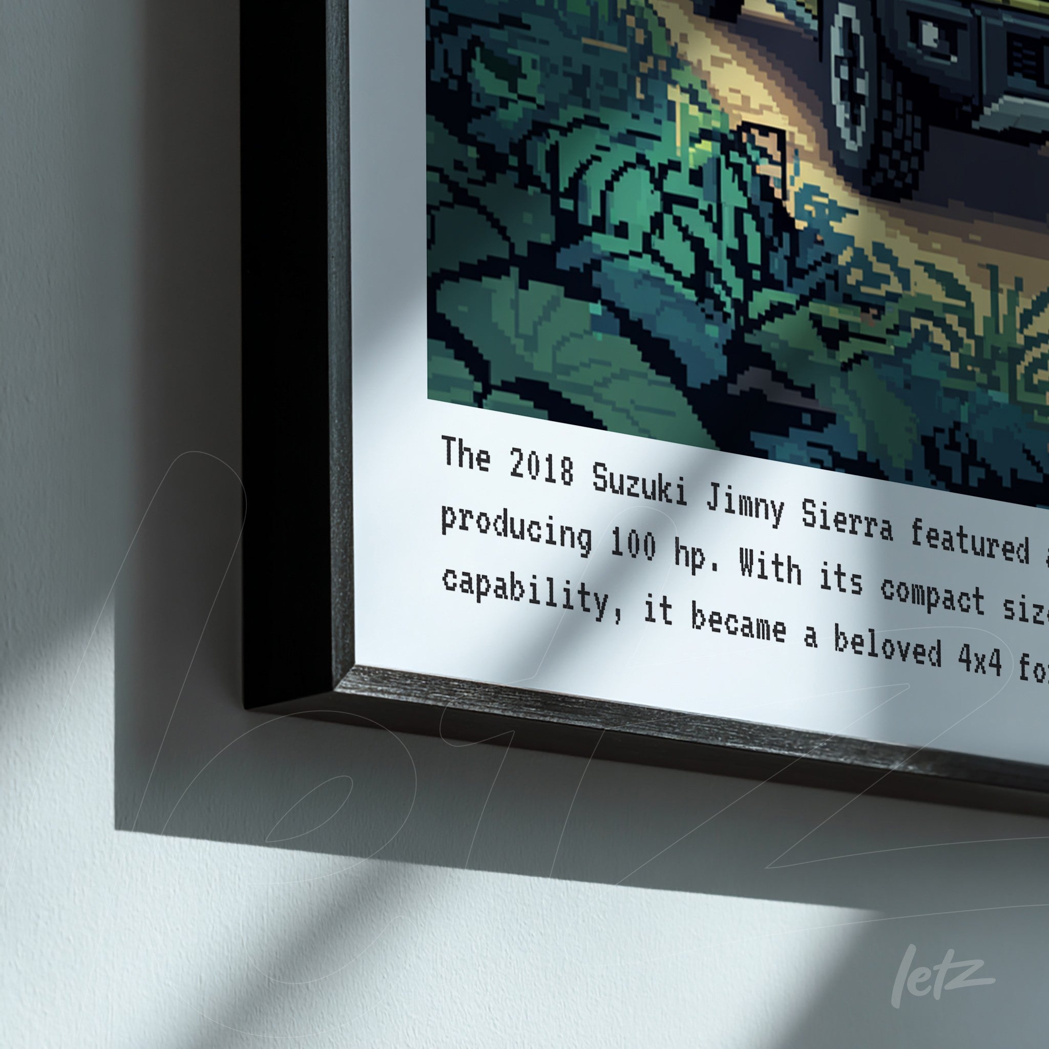 quadro emoldurado com arte pixelada do Suzuki Jimny Sierra em uma paisagem de natureza exuberante com texto descritivo abaixo