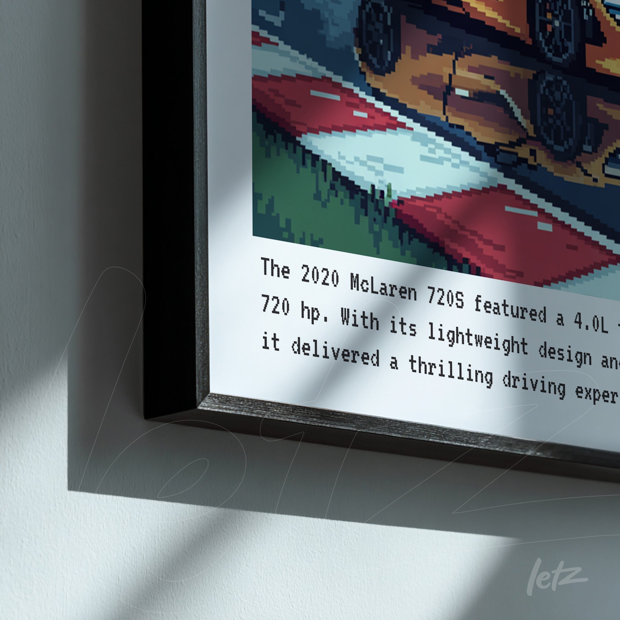 quadro emoldurado com ilustração pixelada de um carro de corrida em fundo colorido, com uma descrição em texto na parte inferior