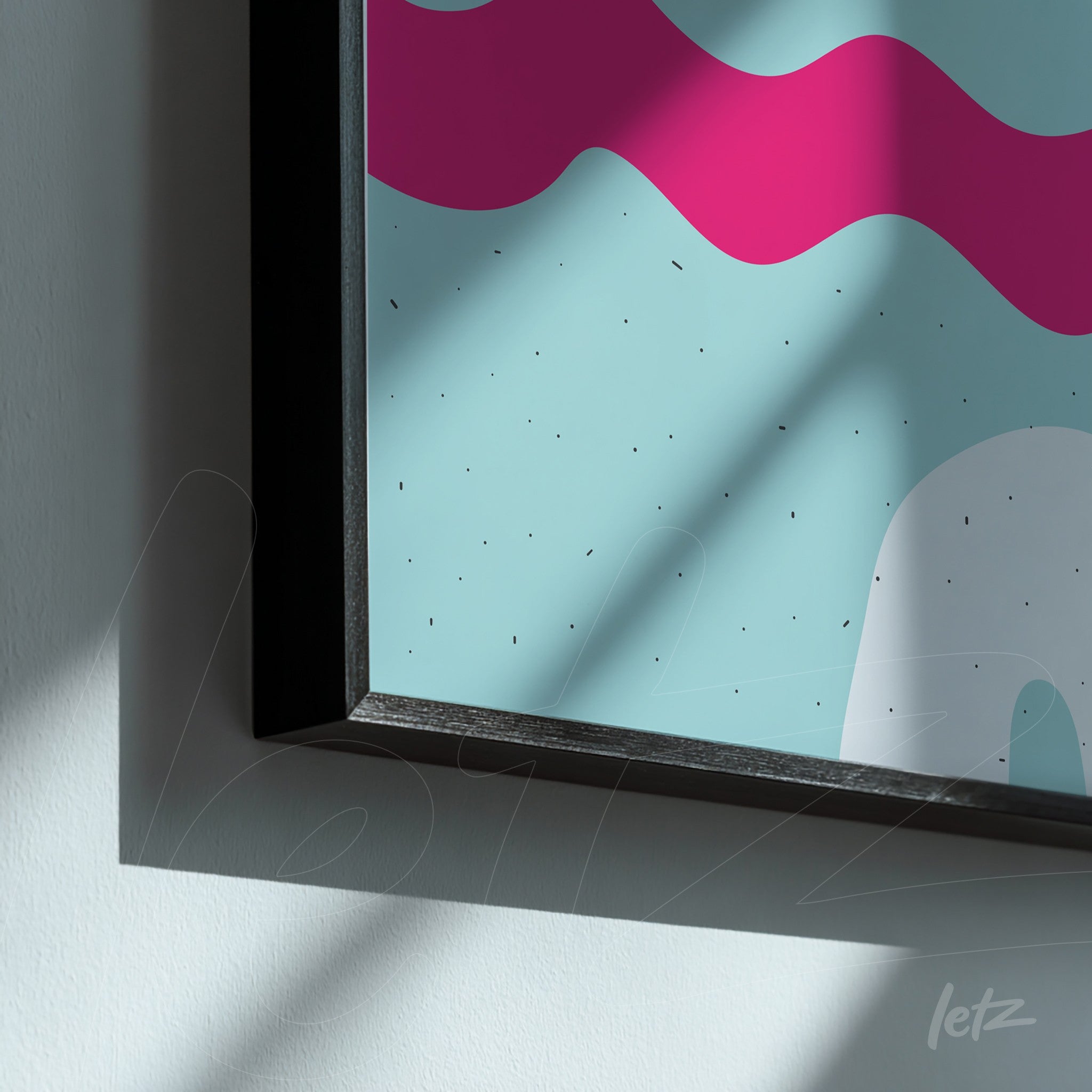 ```json
{
"alt": "detalhe de quadro boho moderno com padrão ondulado rosa em fundo azul claro, moldura preta elegante exibida em parede clara",
"alt_en": "close-up of modern boho print with pink wavy pattern on light blue background, sleek black frame displayed against light wall"
}
```