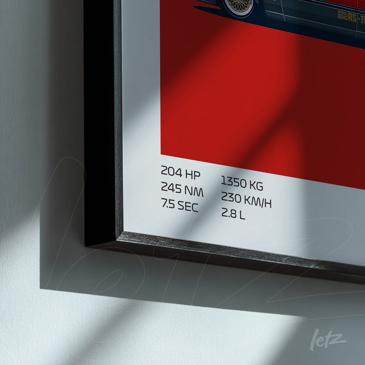 quadro em moldura preta com ilustração de carro esportivo em fundo vermelho, apresentando especificações técnicas à esquerda