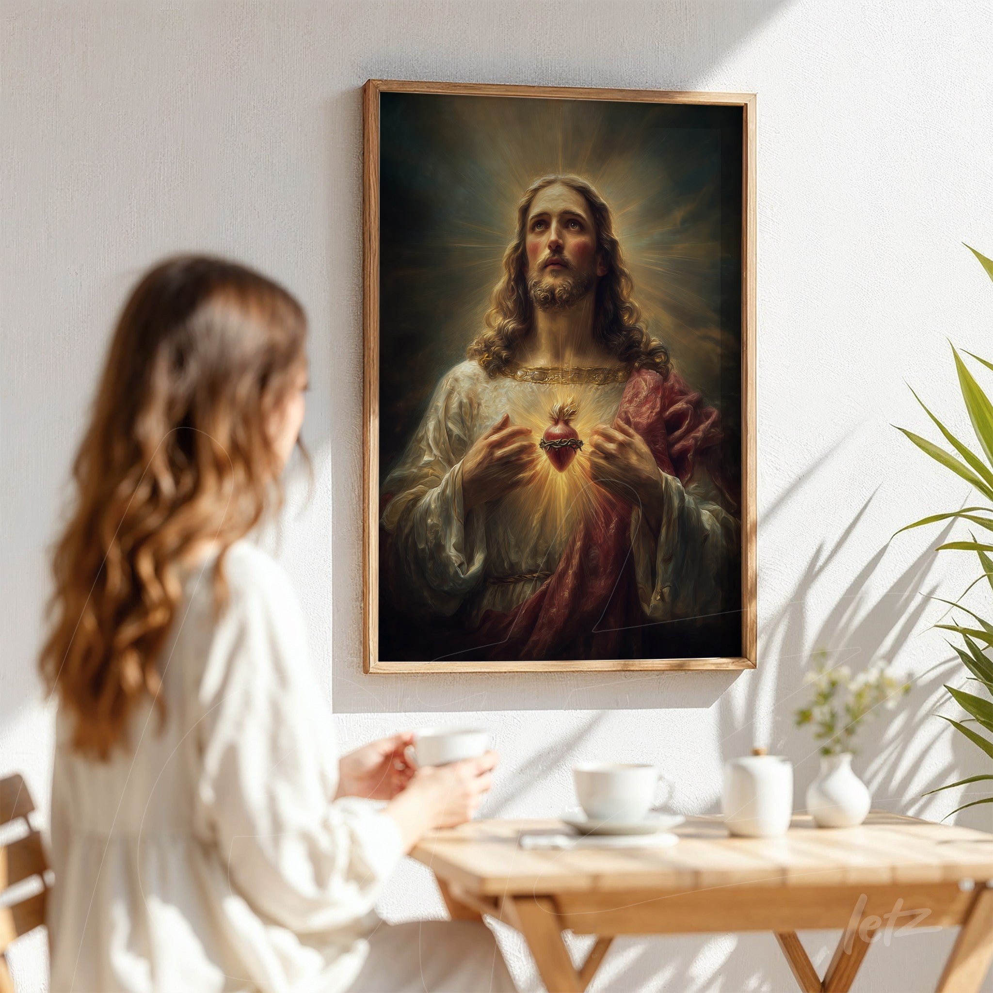 quadro religioso de Jesus Cristo em moldura de madeira clara, com luz radiante ao fundo