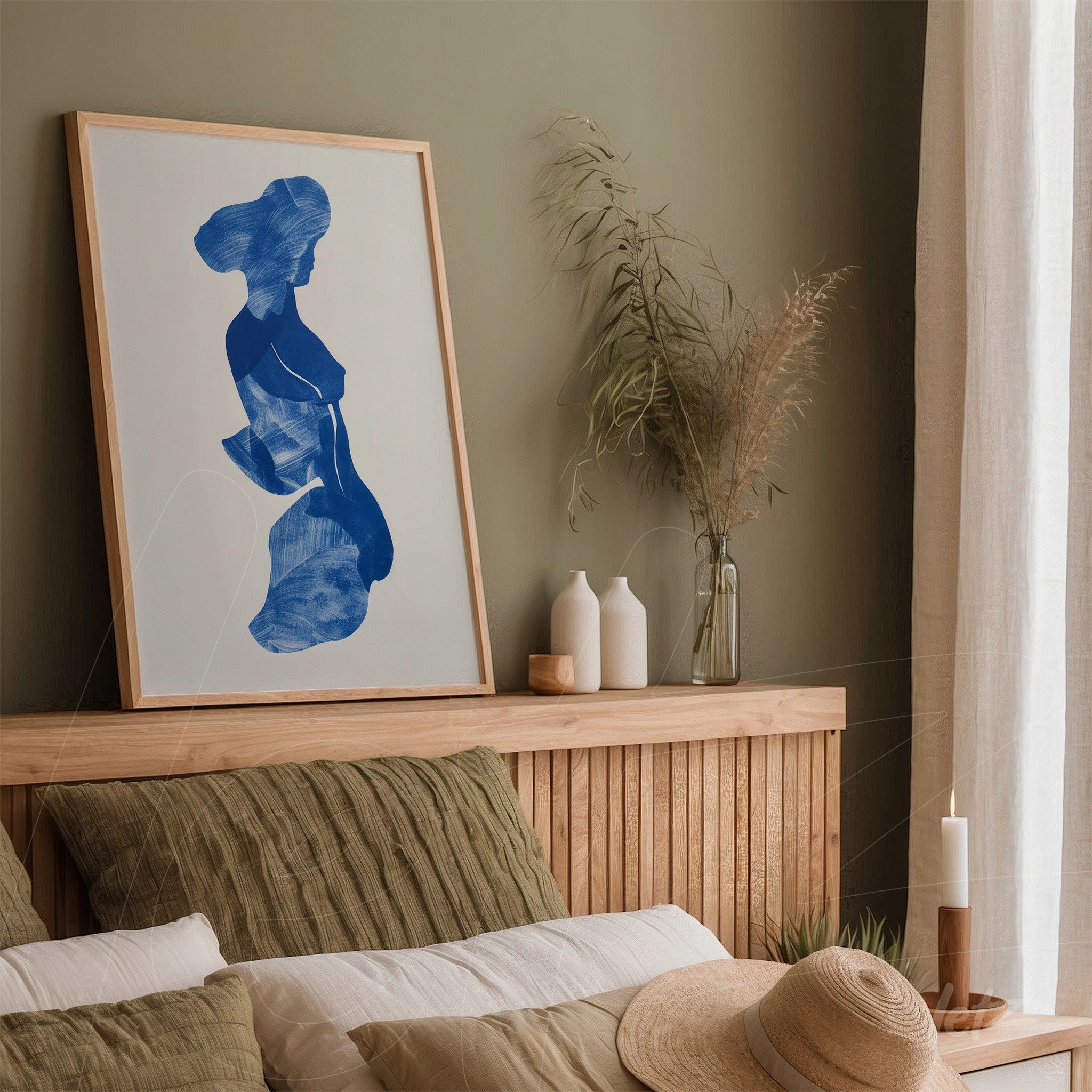 quadro em moldura clara com arte abstrata em azul exibido sobre cabeceira de cama em ambiente de decoração minimalista