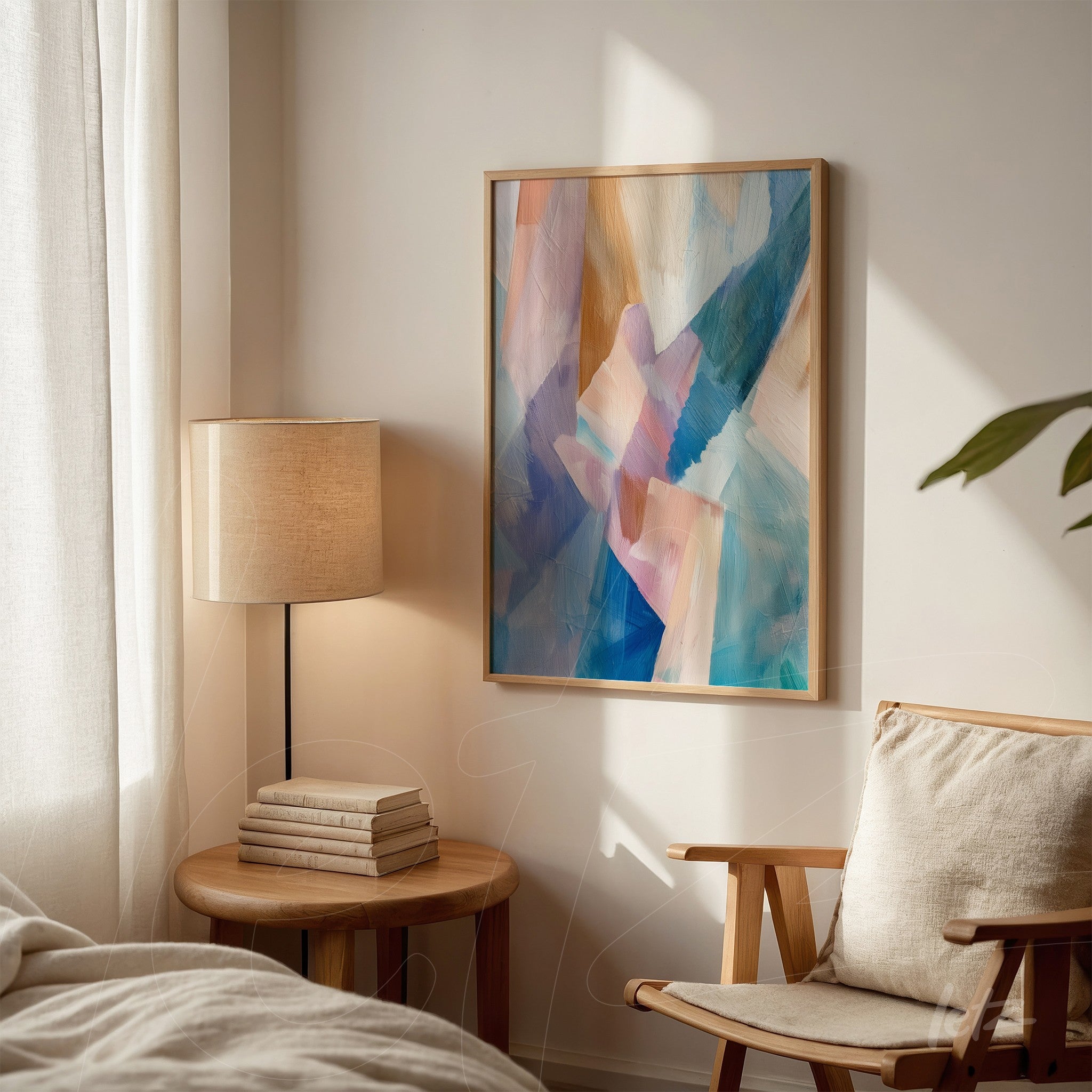 quadro com arte abstrata em tons de azul e rosa, moldura de madeira clara, expondo uma composição fluida e vibrante sobre parede clara