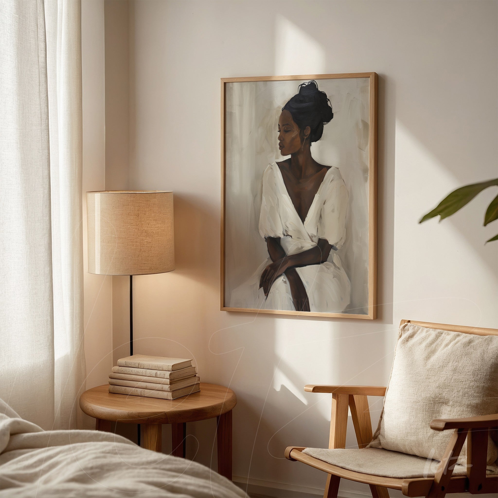 quadro com retrato feminino de mulher negra usando vestido branco em moldura de madeira clara, exibido em parede clara ao lado de mesa de madeira e abajur