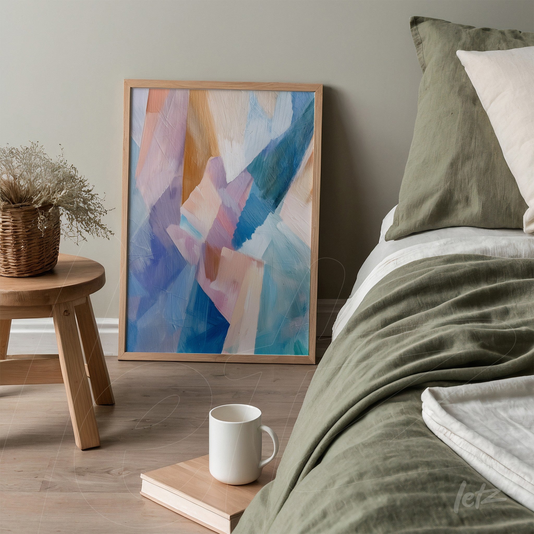 quadro com arte abstrata em moldura de madeira clara, exibido ao lado de uma cama com roupas de cama em tons neutros