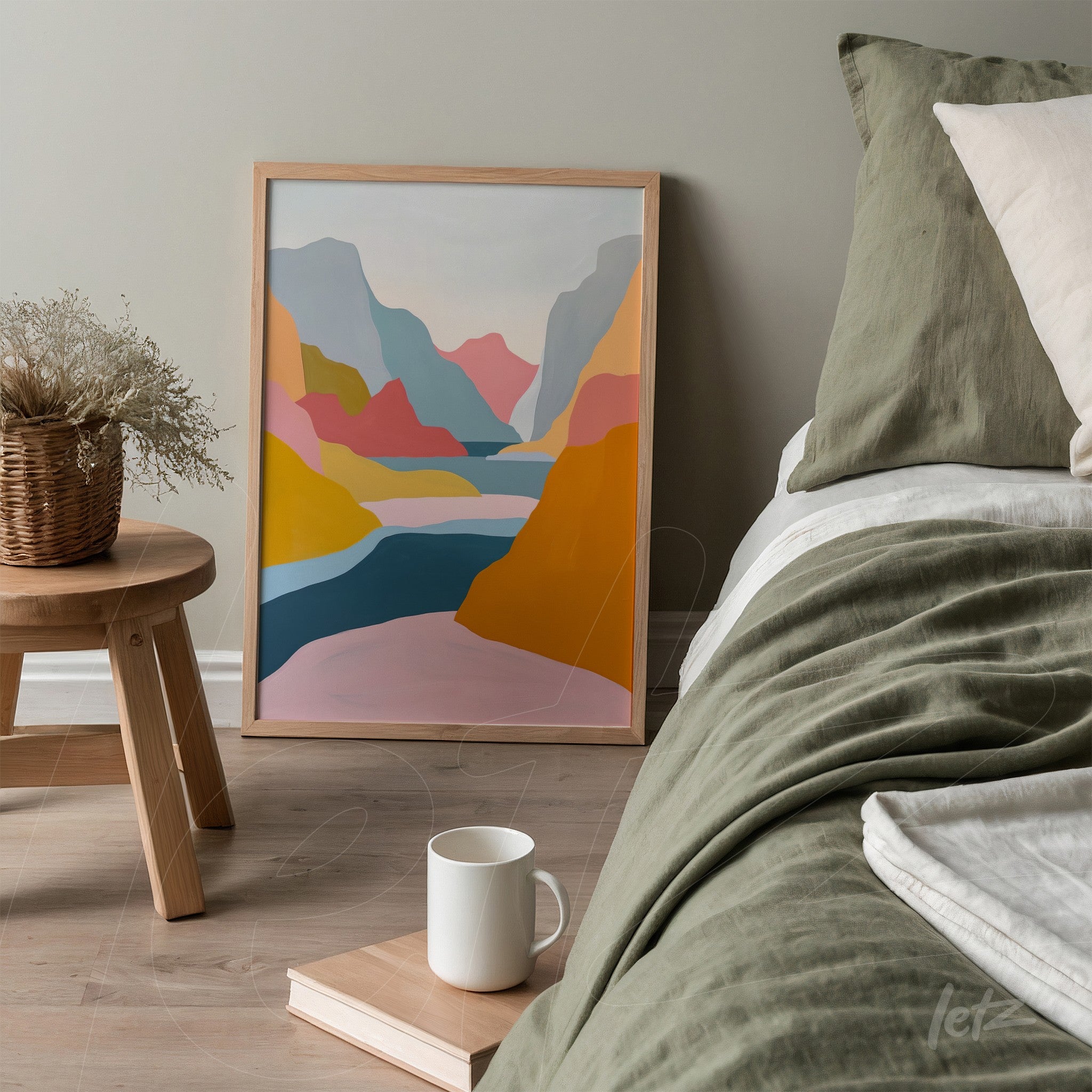 quadro emoldurado com arte abstrata de paisagem em tons suaves de azul, rosa, amarelo e cinza, exibido sobre parede cinza claro ao lado de uma cama com lençóis verdes