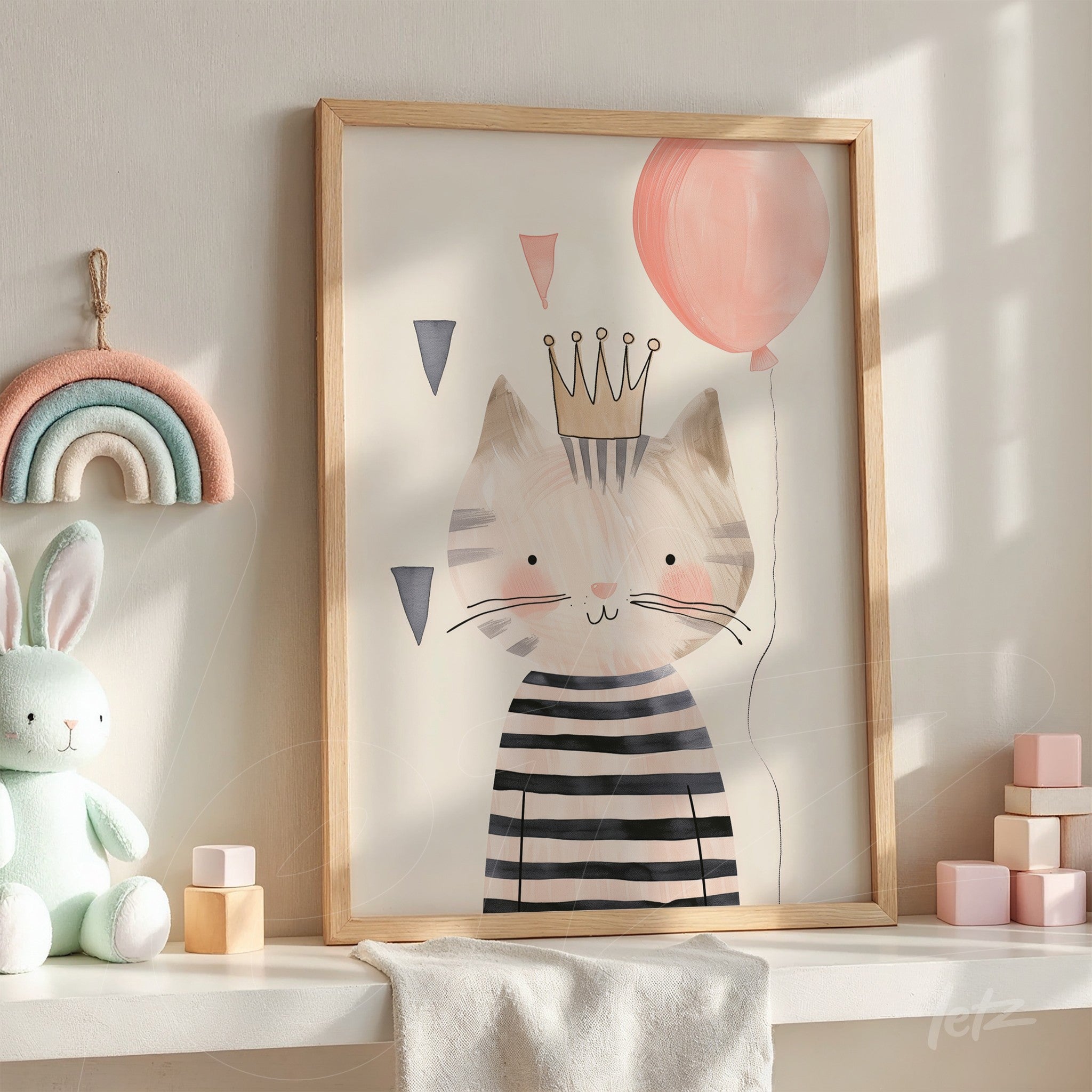 quadro com ilustração de gato usando uma coroa e roupa listrada em moldura de madeira clara