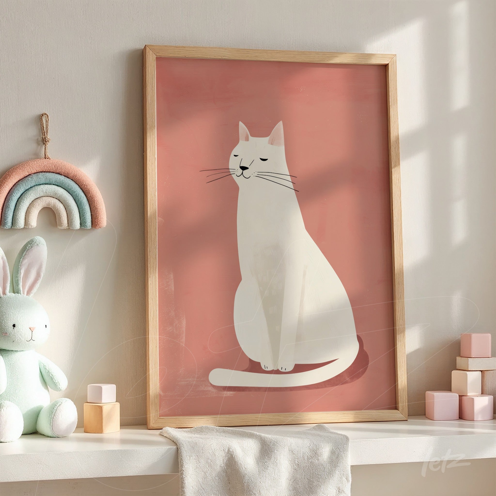 quadro com ilustração de gato branco em fundo rosa, moldura de madeira clara, apoio em prateleira com brinquedos infantis